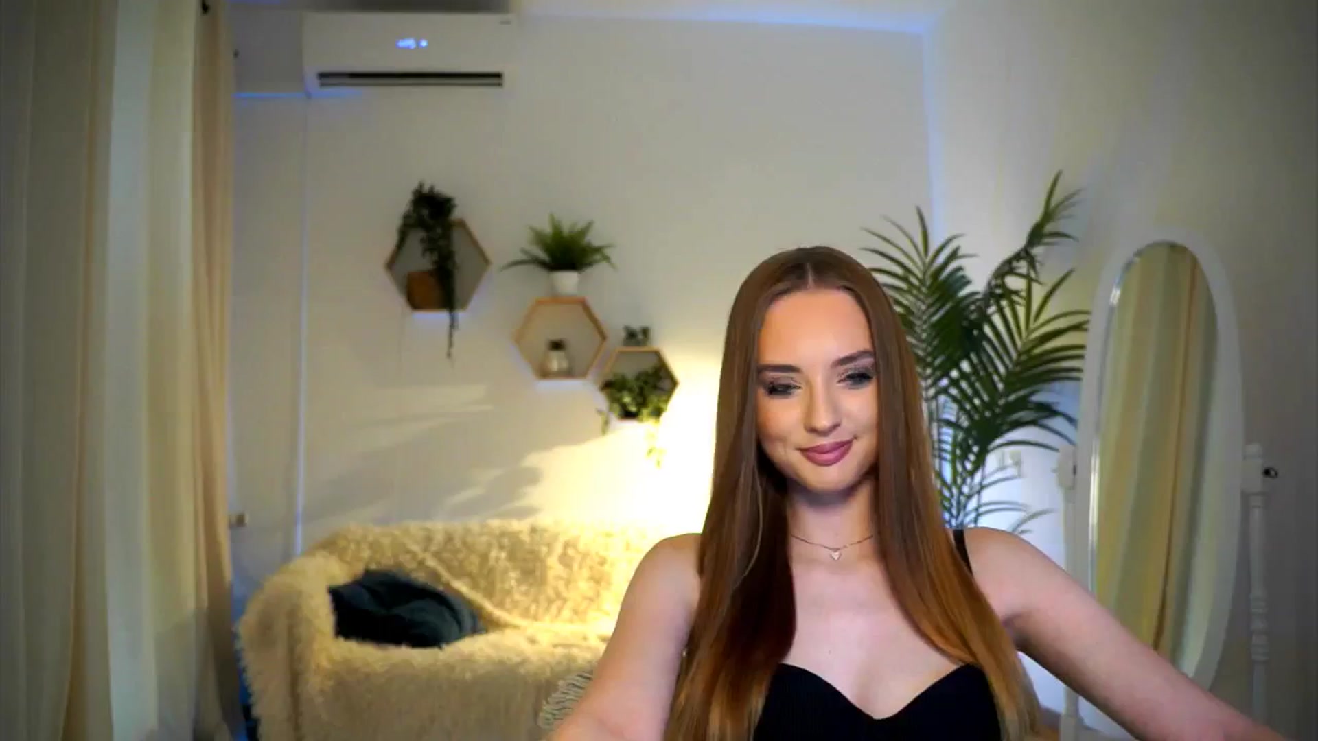 Gallery image thumbnail from petitegonwild's myfreecams stream on, 10/19/2024, 11:36 image 14 of 20