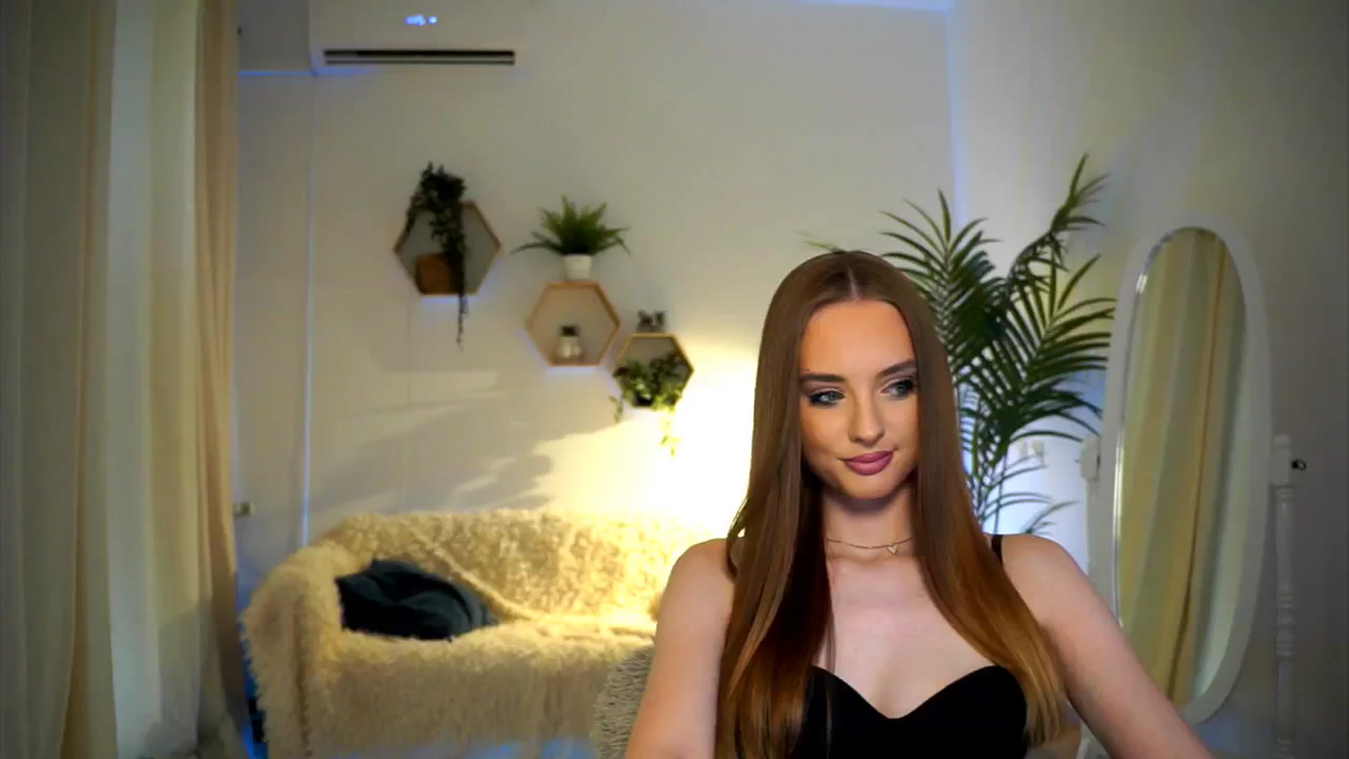 Gallery image thumbnail from petitegonwild's myfreecams stream on, 10/19/2024, 11:36 image 13 of 20