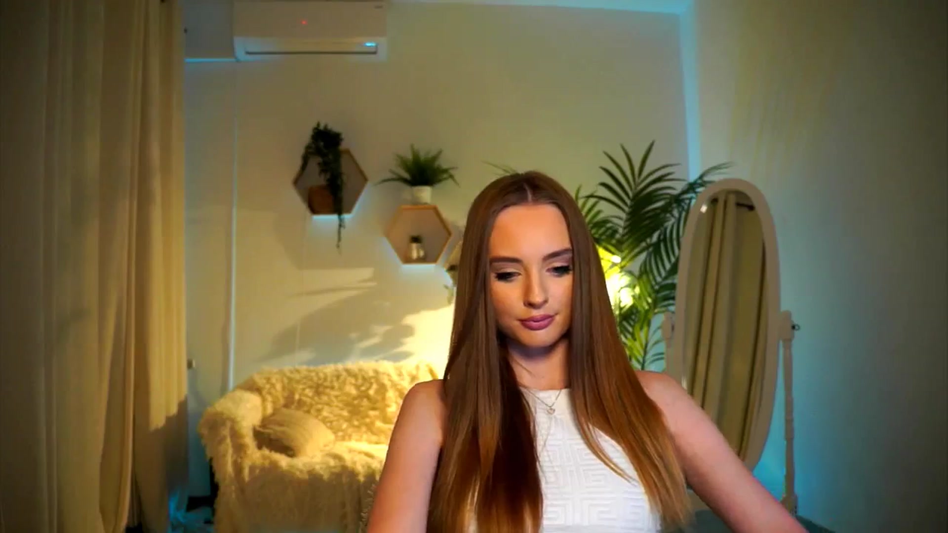 Gallery image thumbnail from petitegonwild's myfreecams stream on, 10/22/2024, 20:11 image 18 of 20