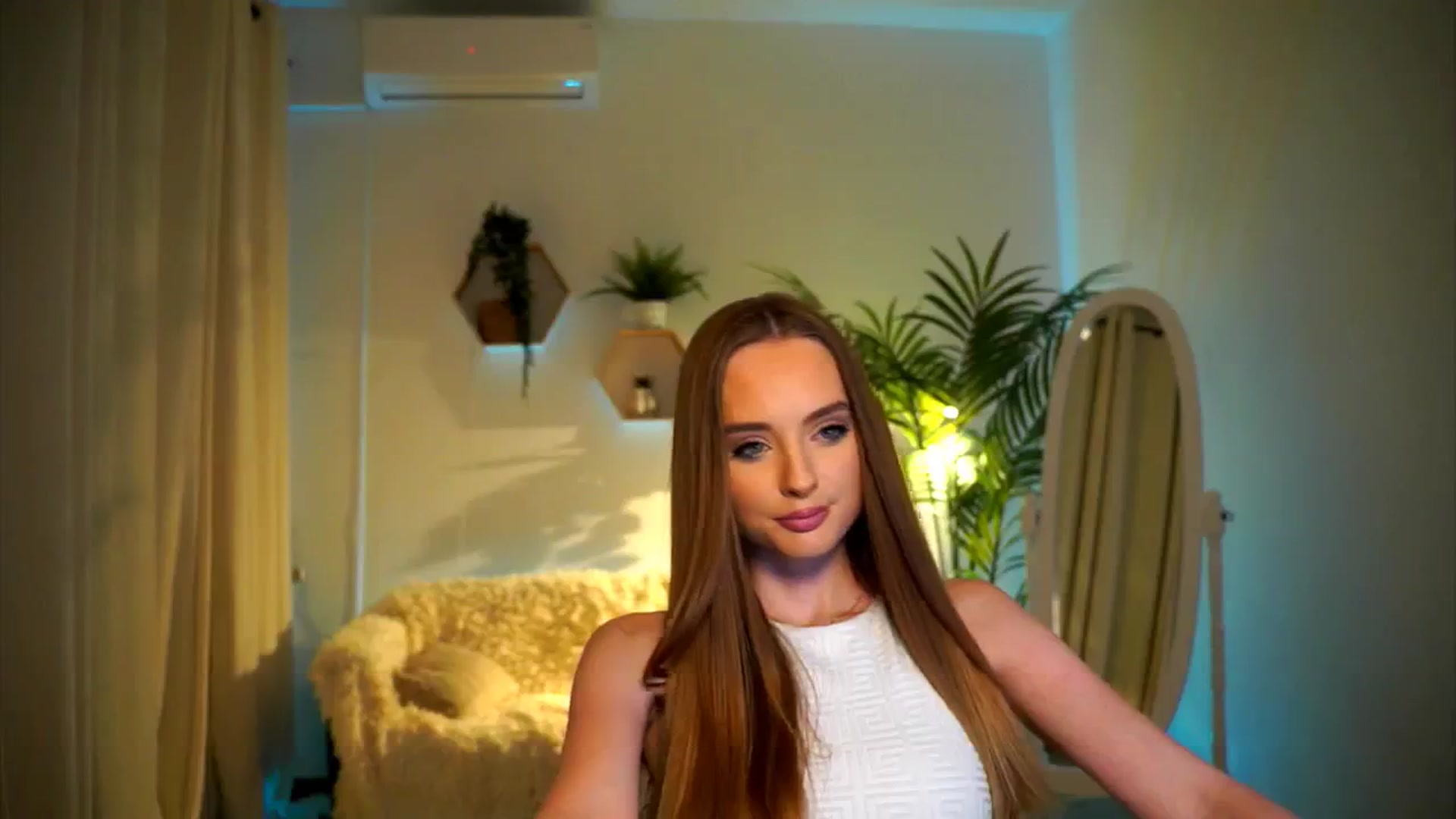 Gallery image thumbnail from petitegonwild's myfreecams stream on, 10/22/2024, 20:11 image 10 of 20
