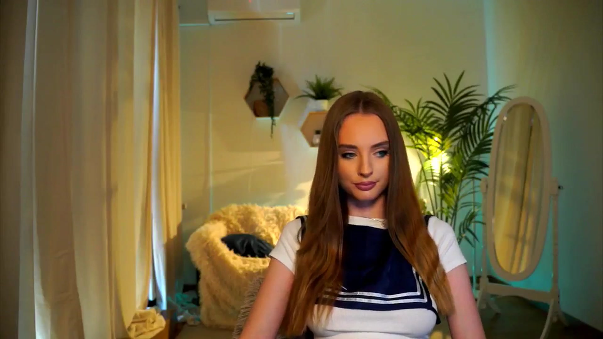 Gallery image thumbnail from petitegonwild's myfreecams stream on, 10/25/2024, 12:34 image 10 of 20
