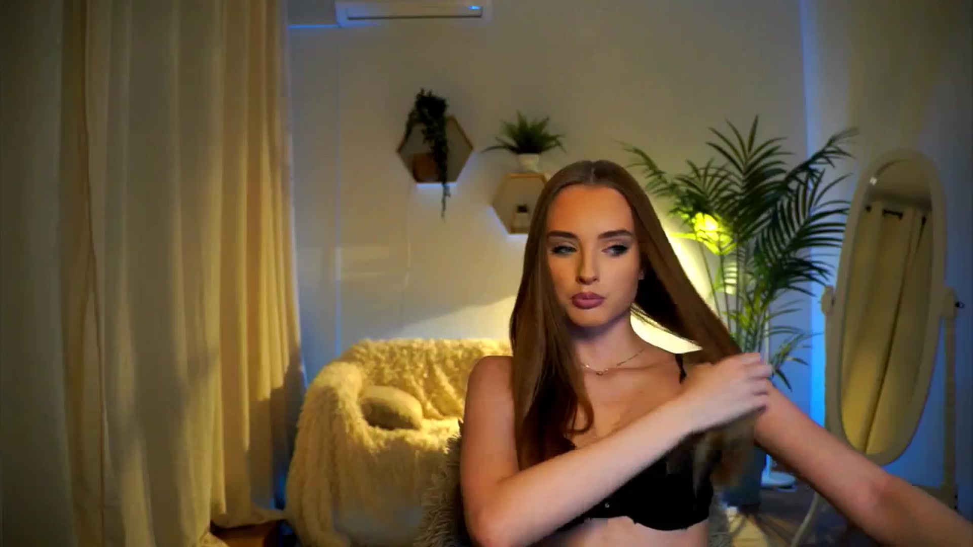 Gallery image thumbnail from petitegonwild's myfreecams stream on, 10/27/2024, 18:01 image 7 of 20