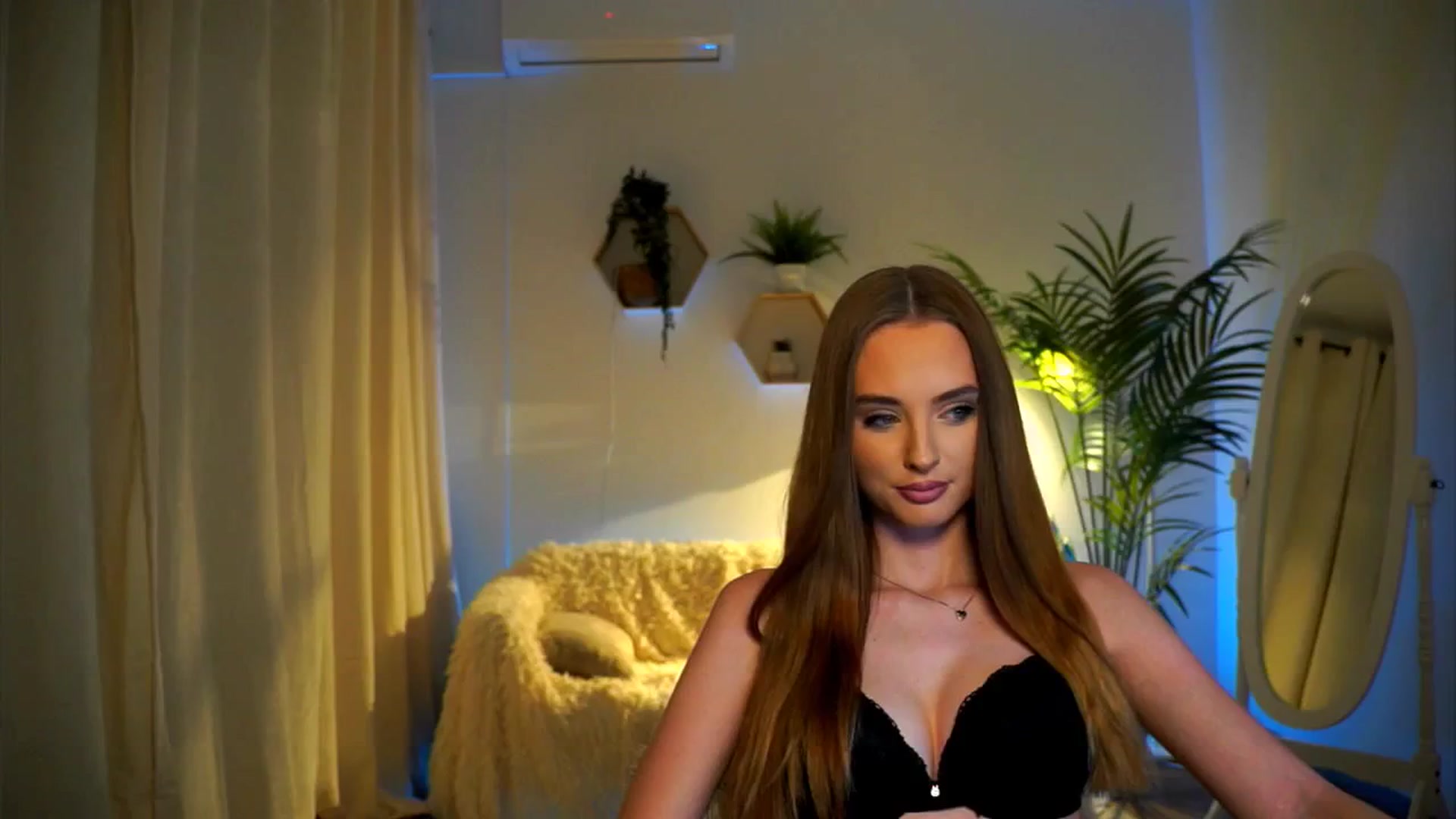 Gallery image thumbnail from petitegonwild's myfreecams stream on, 10/27/2024, 18:01 image 9 of 20