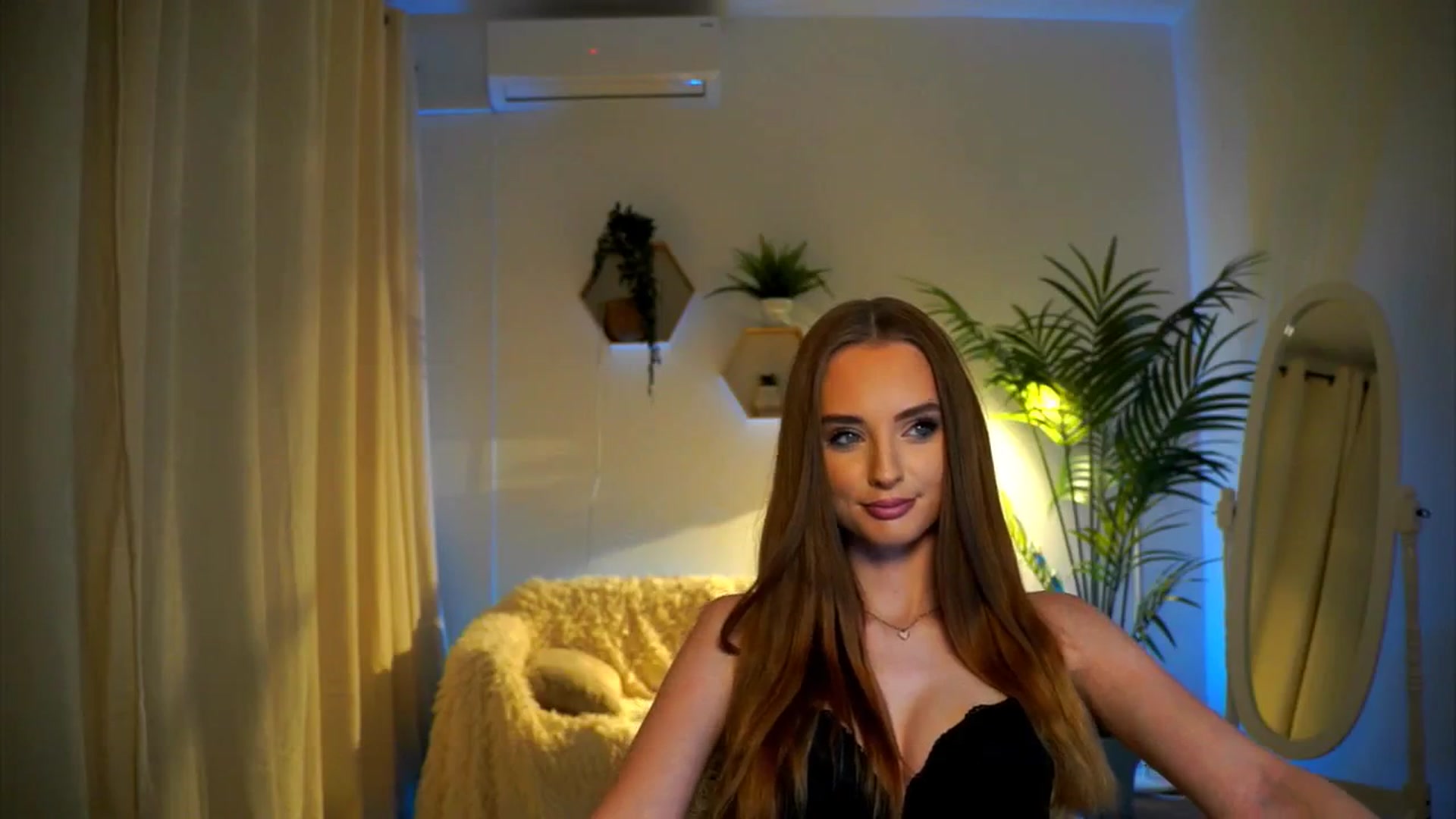 Gallery image thumbnail from petitegonwild's myfreecams stream on, 10/27/2024, 18:51 image 10 of 20
