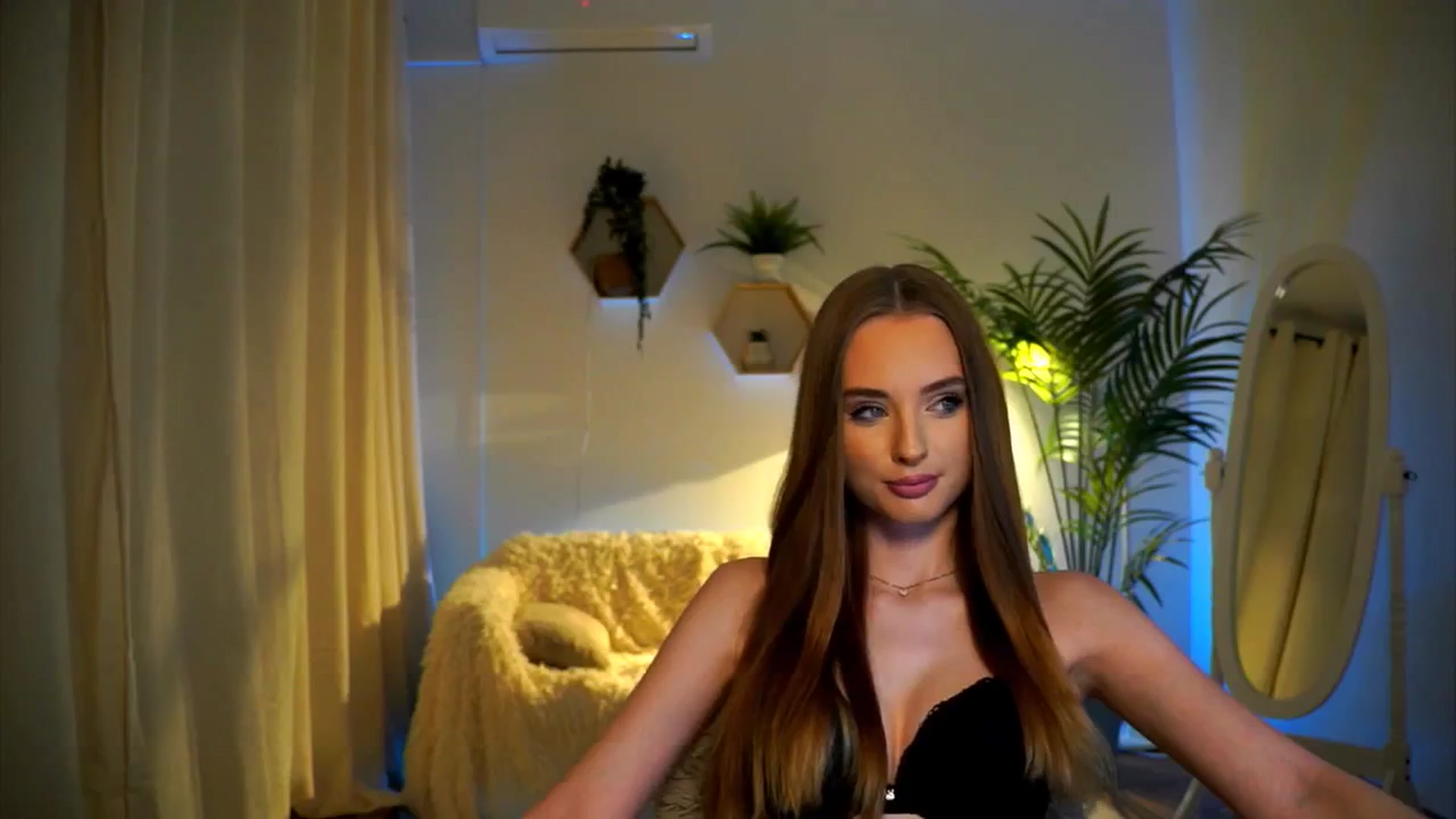 Gallery image thumbnail from petitegonwild's myfreecams stream on, 10/27/2024, 20:30 image 8 of 20