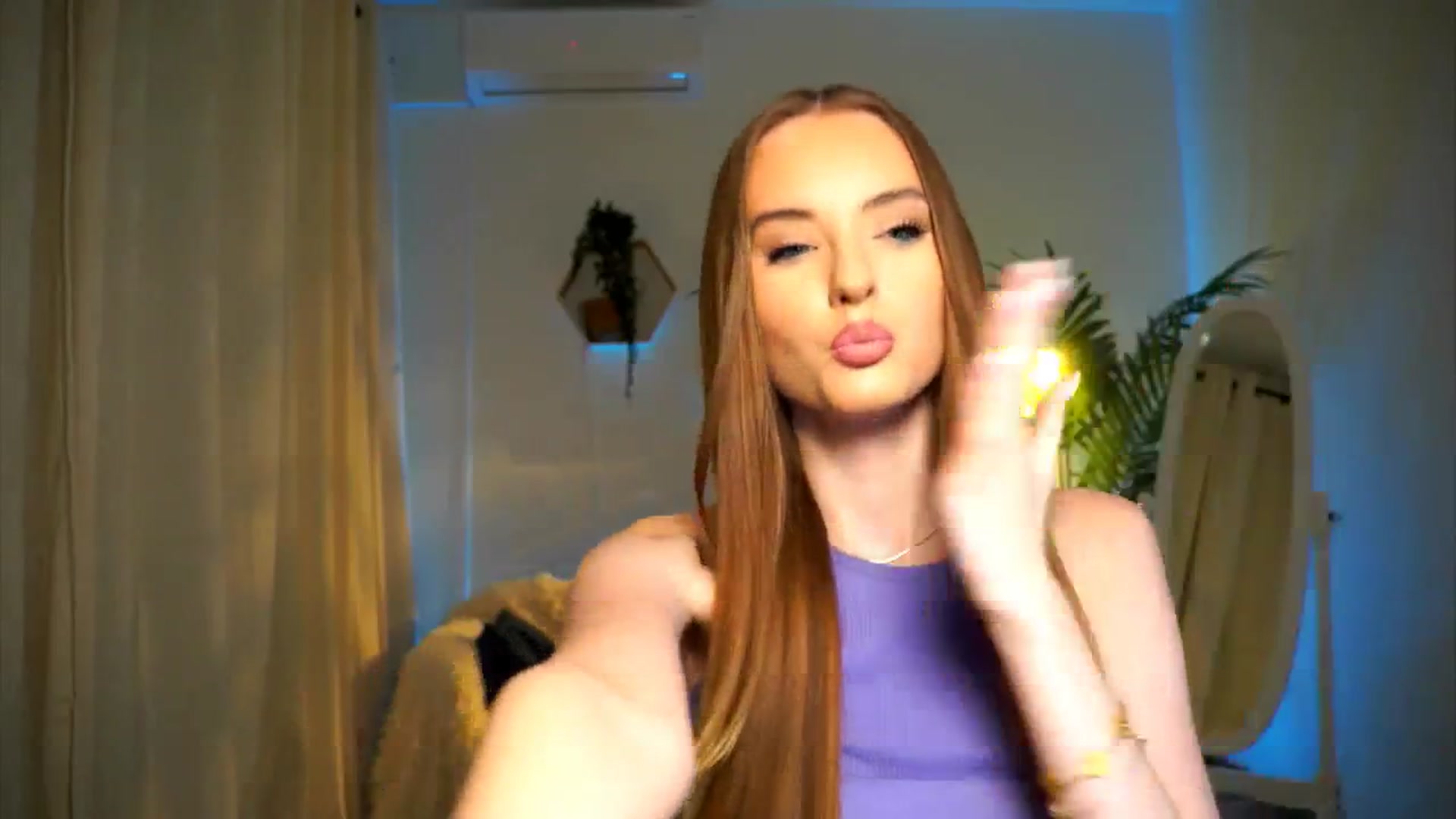 Gallery image thumbnail from petitegonwild's myfreecams stream on, 10/31/2024, 19:19 image 3 of 20