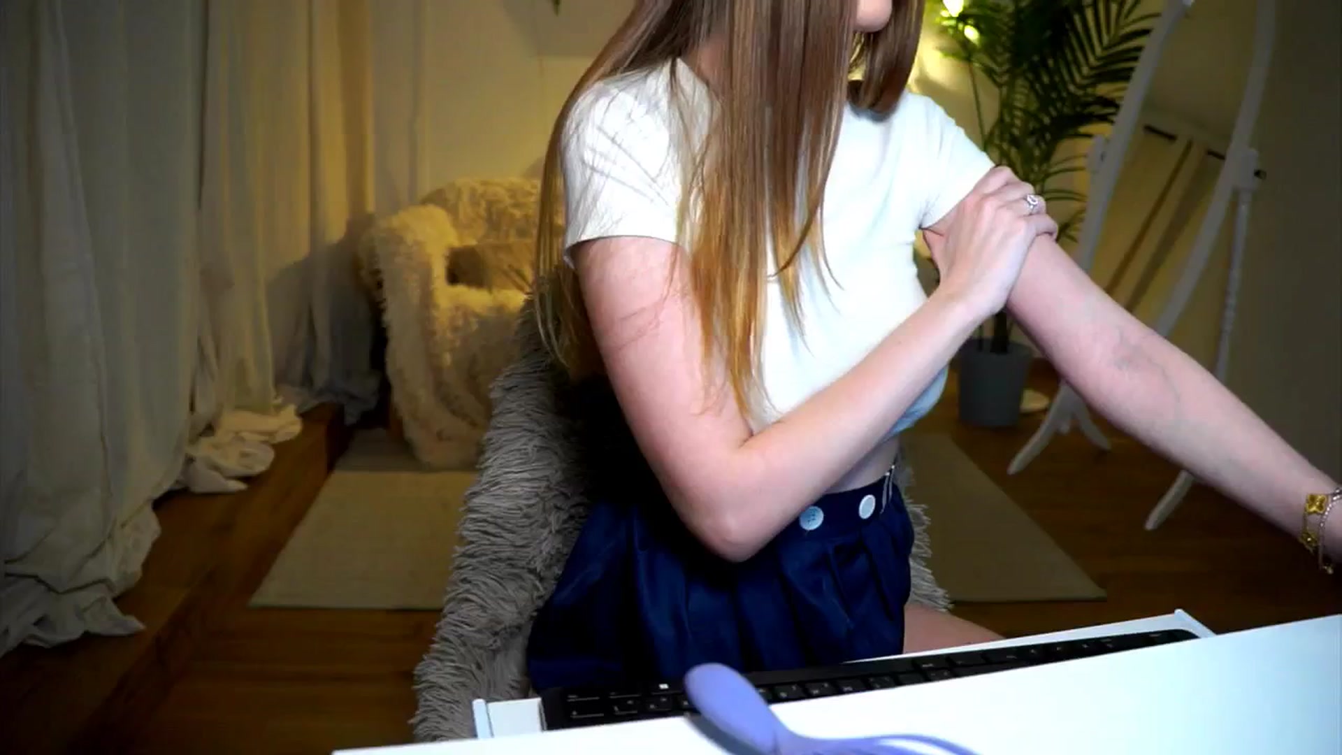 Gallery image thumbnail from petitegonwild's myfreecams stream on, 11/01/2024, 16:10 image 11 of 20