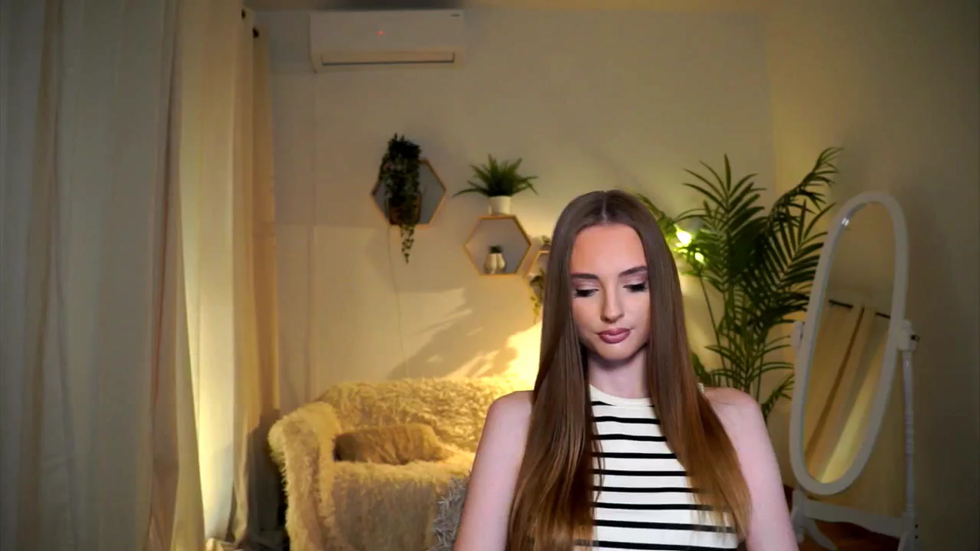 Gallery image thumbnail from petitegonwild's myfreecams stream on, 11/02/2024, 15:32 image 7 of 20