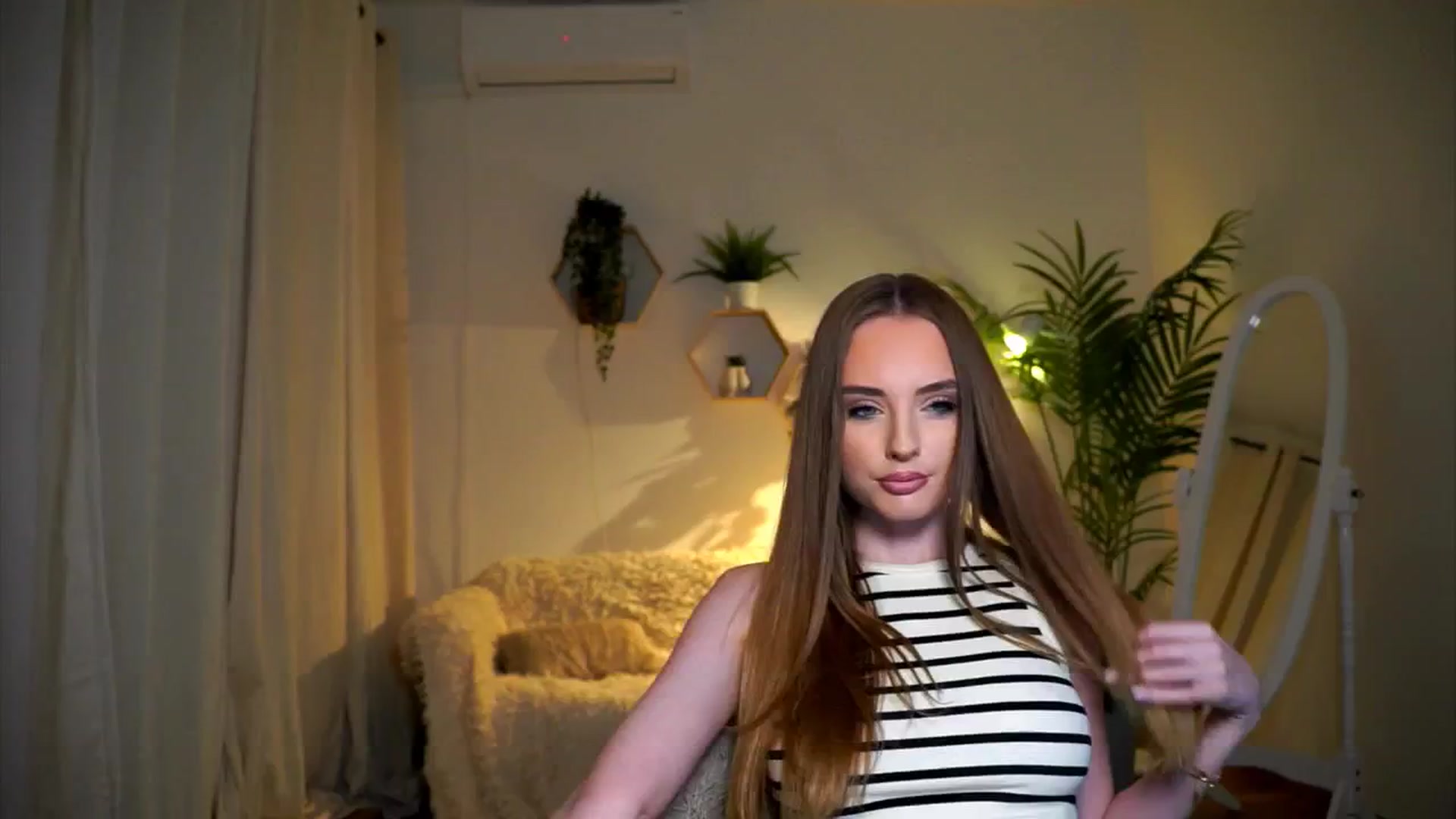 Gallery image thumbnail from petitegonwild's myfreecams stream on, 11/02/2024, 16:24 image 3 of 20