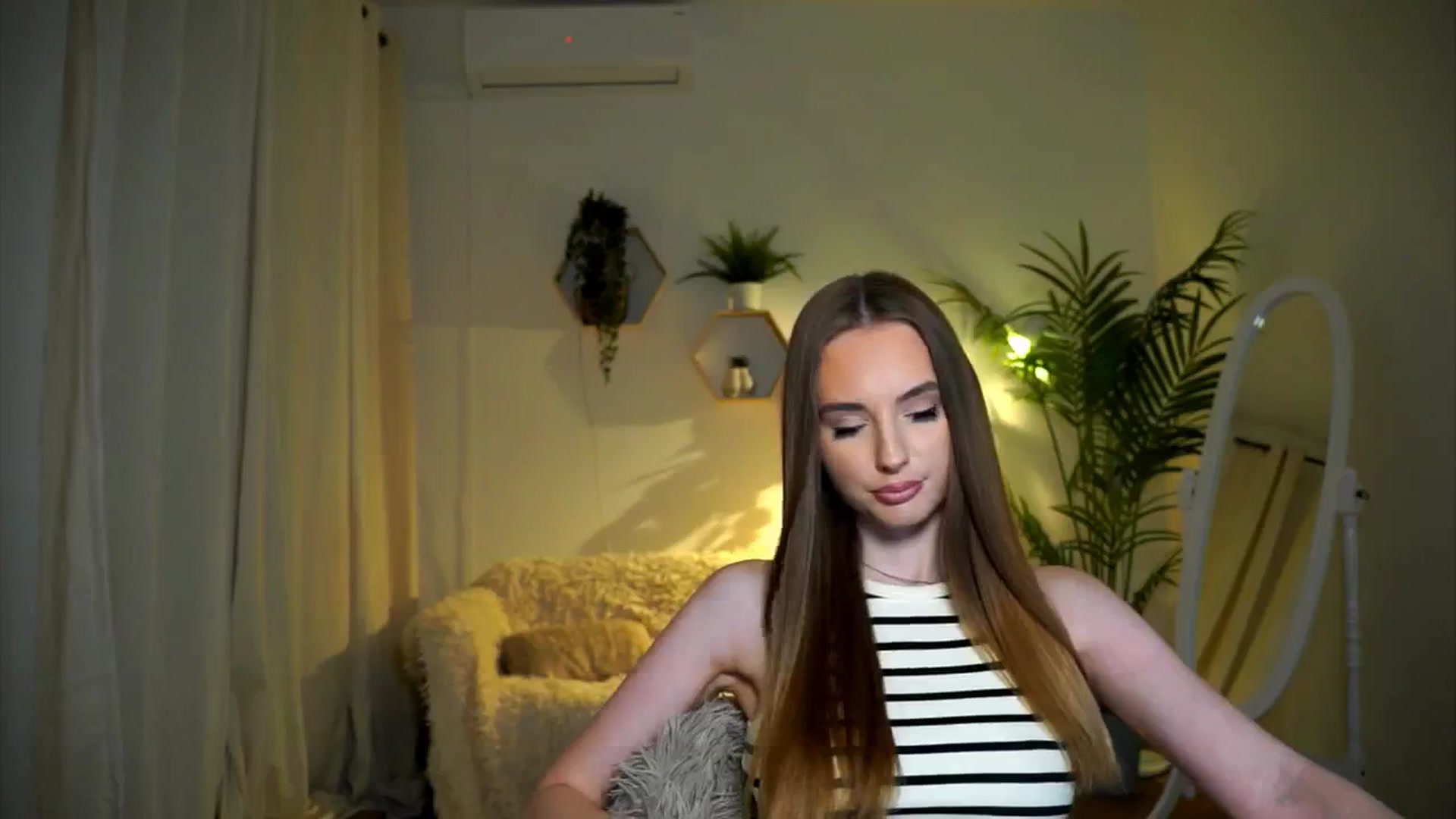 Gallery image thumbnail from petitegonwild's myfreecams stream on, 11/02/2024, 17:39 image 12 of 20