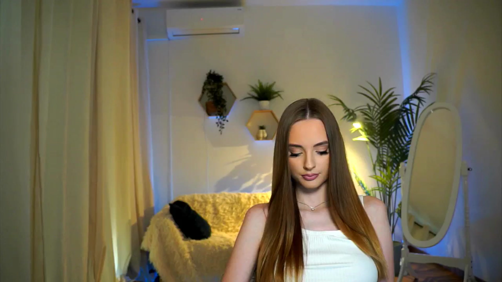 Gallery image thumbnail from petitegonwild's myfreecams stream on, 11/07/2024, 13:23 image 14 of 20