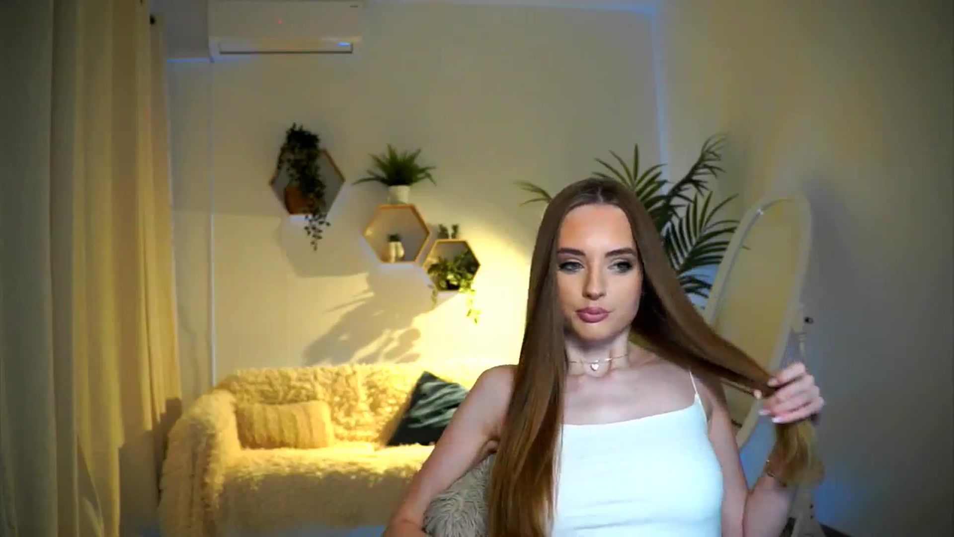 Gallery image thumbnail from petitegonwild's myfreecams stream on, 11/08/2024, 16:27 image 3 of 20