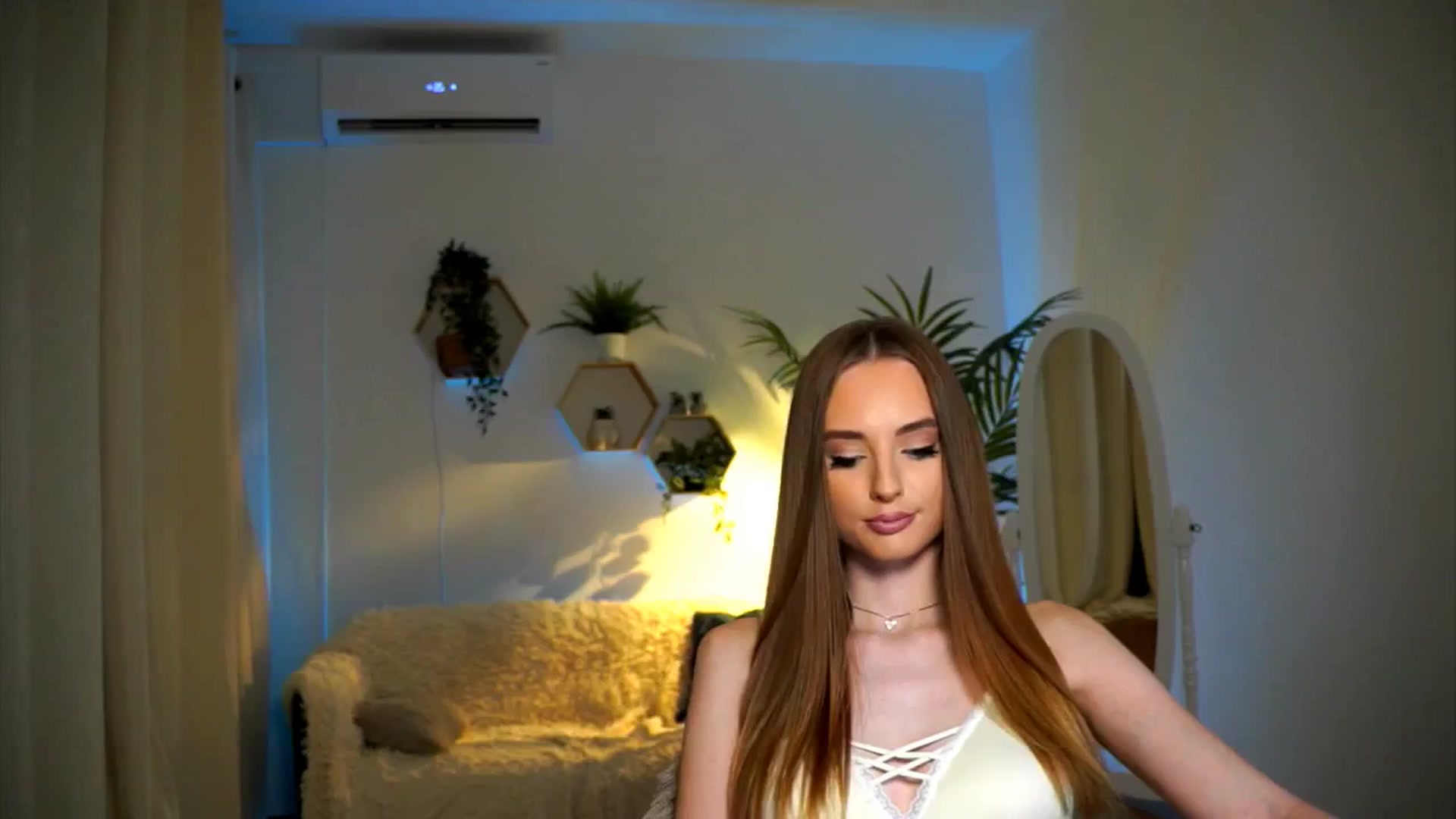 Gallery image thumbnail from petitegonwild's myfreecams stream on, 11/14/2024, 15:40 image 12 of 20