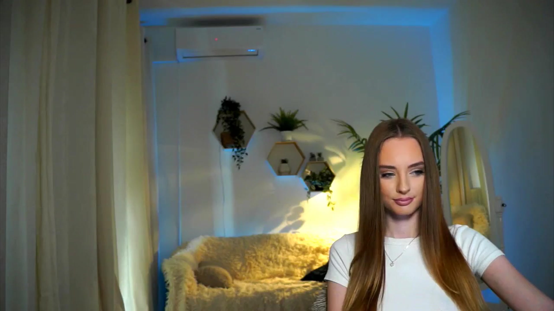 Gallery image thumbnail from petitegonwild's myfreecams stream on, 11/15/2024, 14:35 image 9 of 20