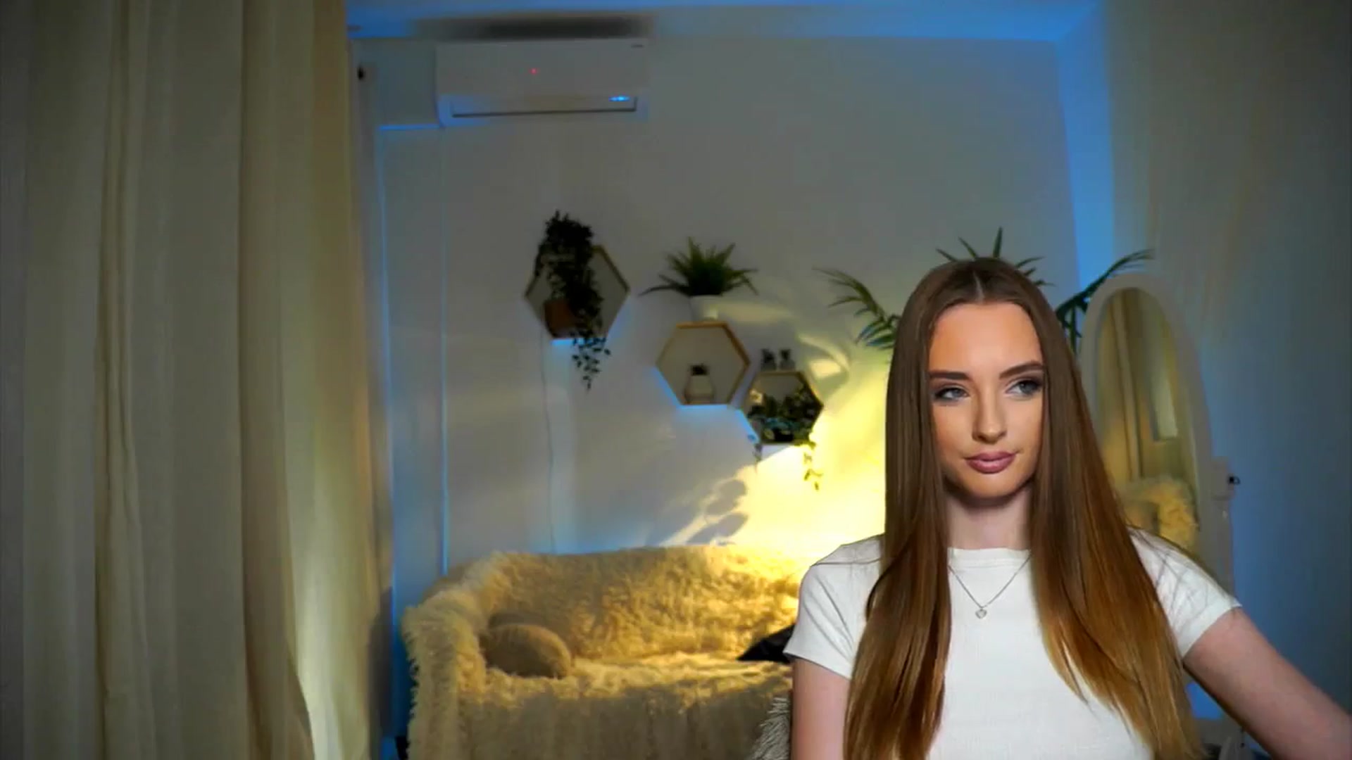 Gallery image thumbnail from petitegonwild's myfreecams stream on, 11/15/2024, 14:35 image 17 of 20