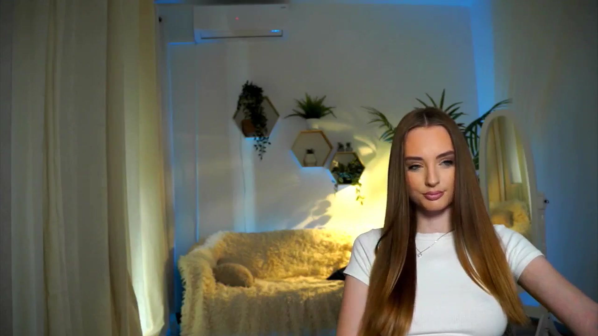 Gallery image thumbnail from petitegonwild's myfreecams stream on, 11/15/2024, 14:35 image 11 of 20
