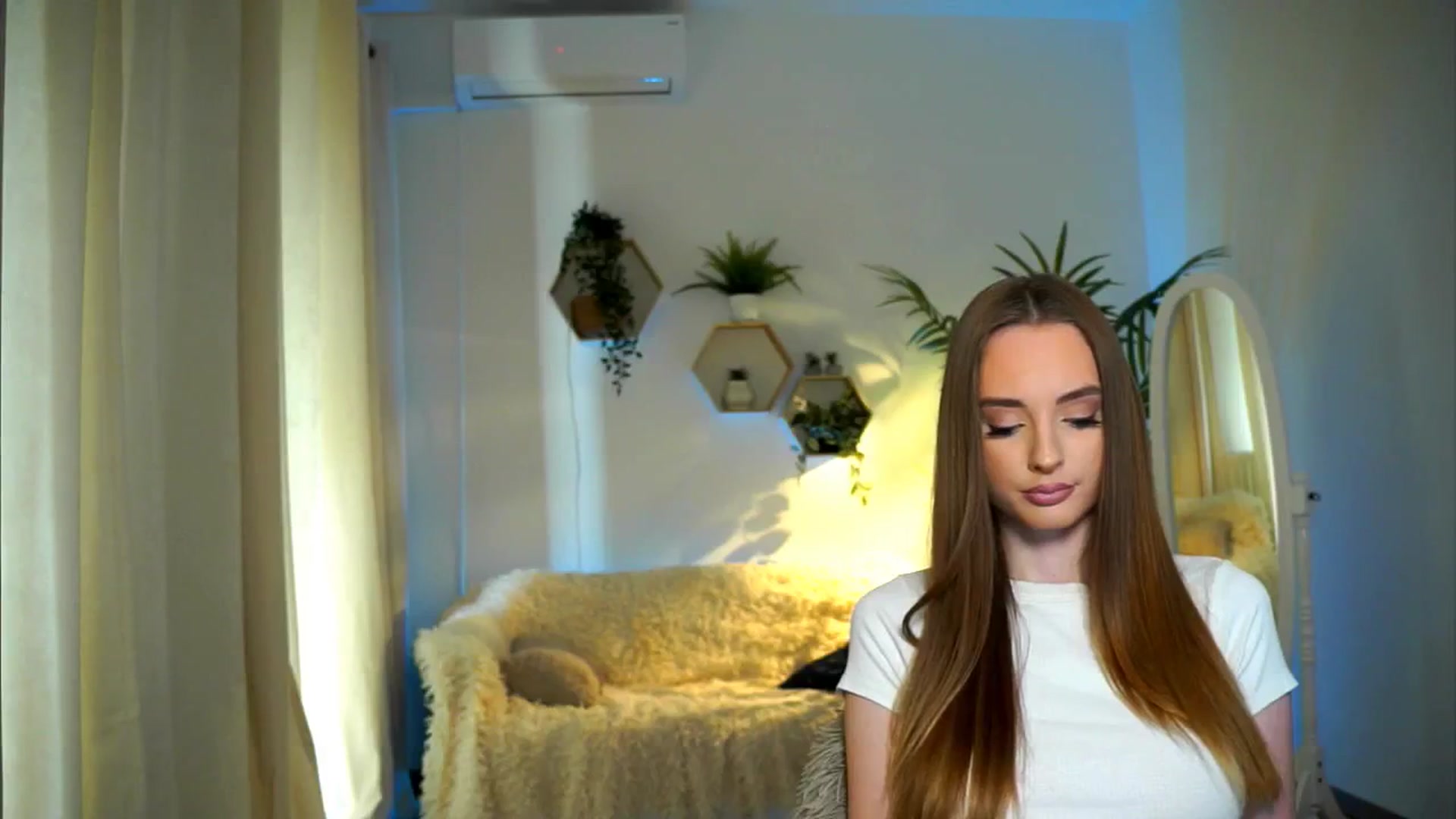 Gallery image thumbnail from petitegonwild's myfreecams stream on, 11/15/2024, 14:35 image 2 of 20