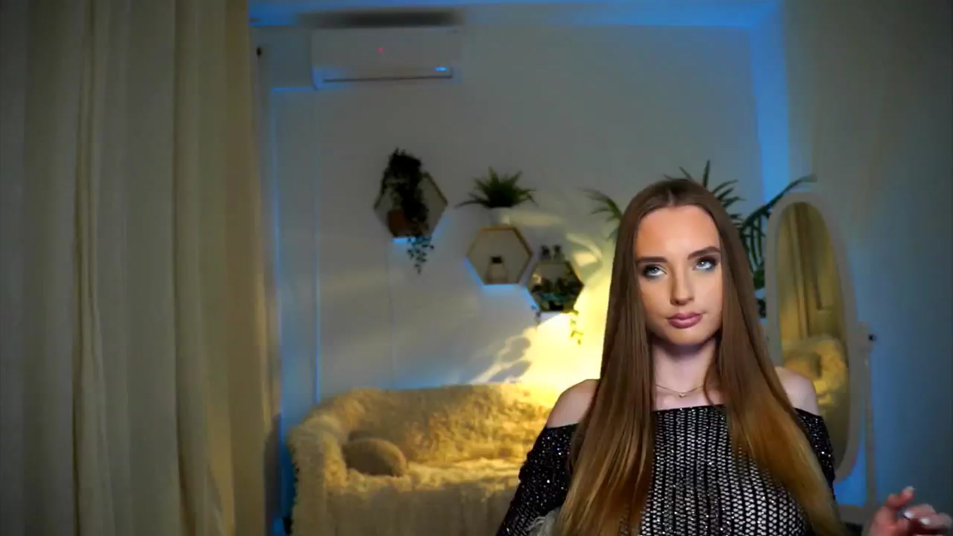Gallery image thumbnail from petitegonwild's myfreecams stream on, 11/15/2024, 16:31 image 14 of 20