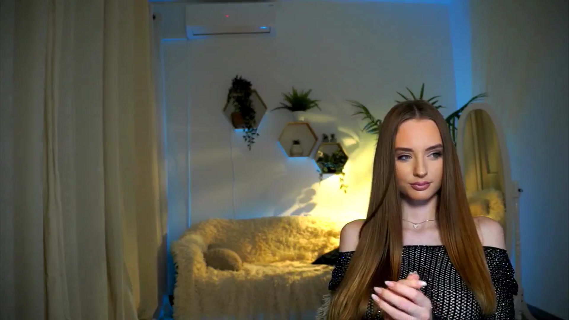 Gallery image thumbnail from petitegonwild's myfreecams stream on, 11/15/2024, 16:31 image 12 of 20