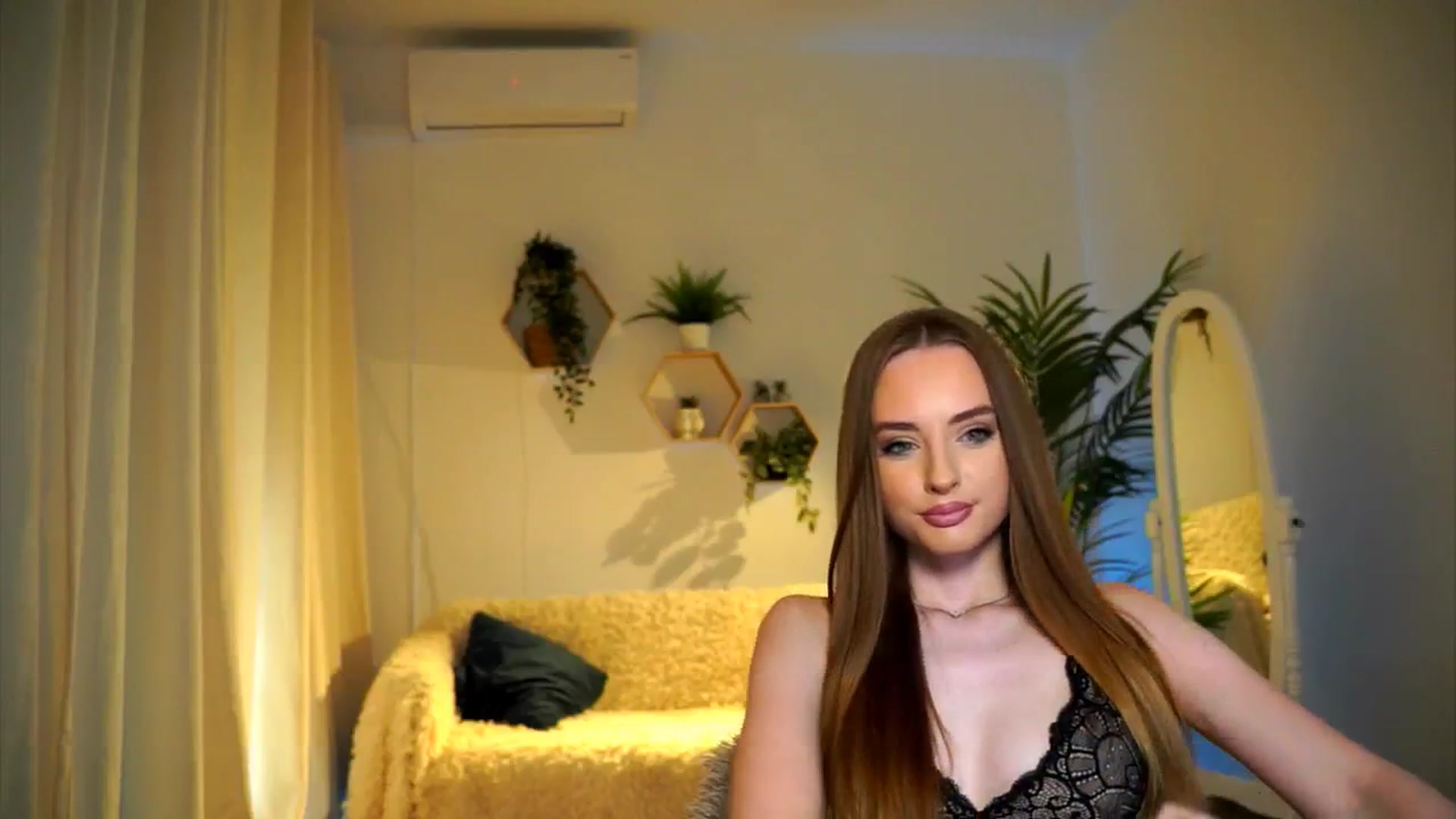 Gallery image thumbnail from petitegonwild's myfreecams stream on, 11/17/2024, 12:37 image 2 of 20