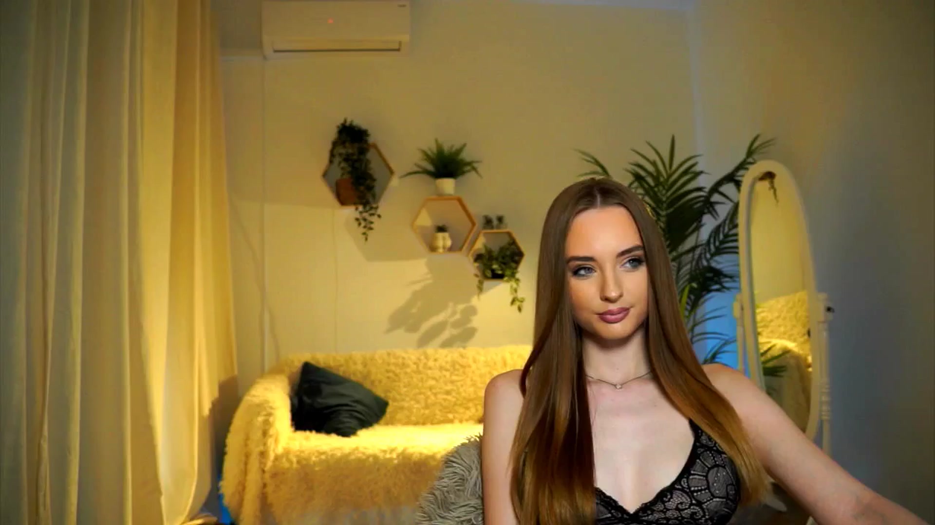 Gallery image thumbnail from petitegonwild's myfreecams stream on, 11/17/2024, 13:11 image 13 of 20