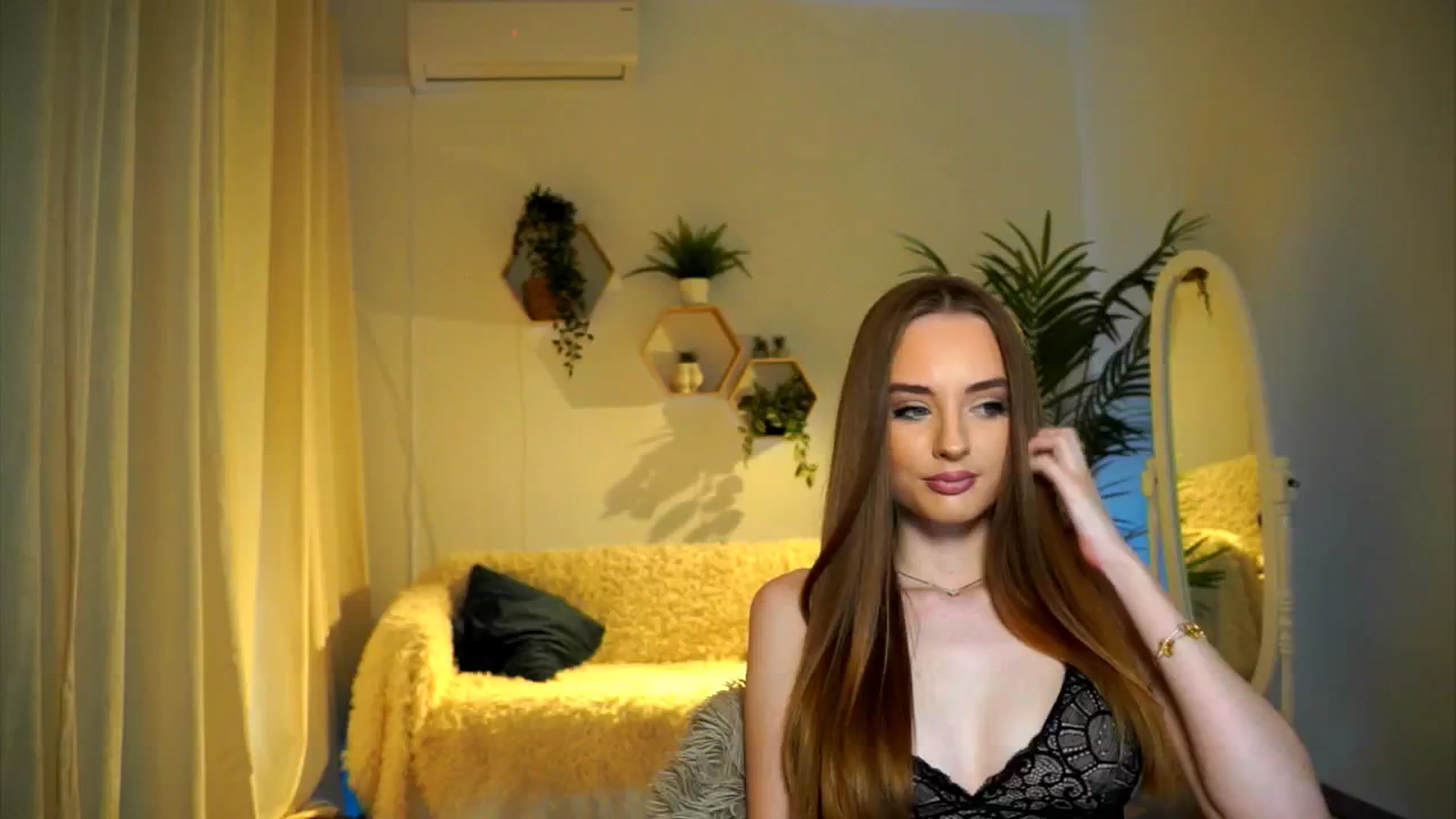 Gallery image thumbnail from petitegonwild's myfreecams stream on, 11/17/2024, 13:11 image 14 of 20