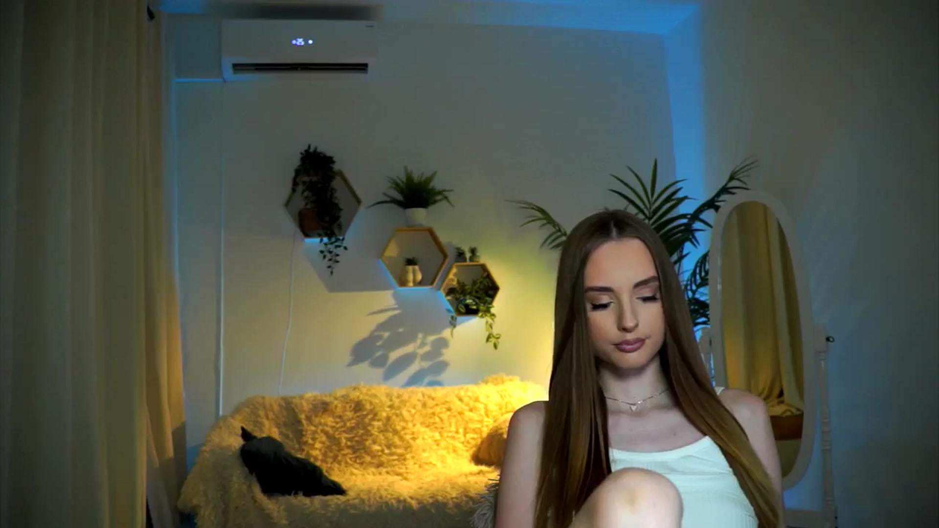 Gallery image thumbnail from petitegonwild's myfreecams stream on, 11/19/2024, 15:35 image 5 of 20