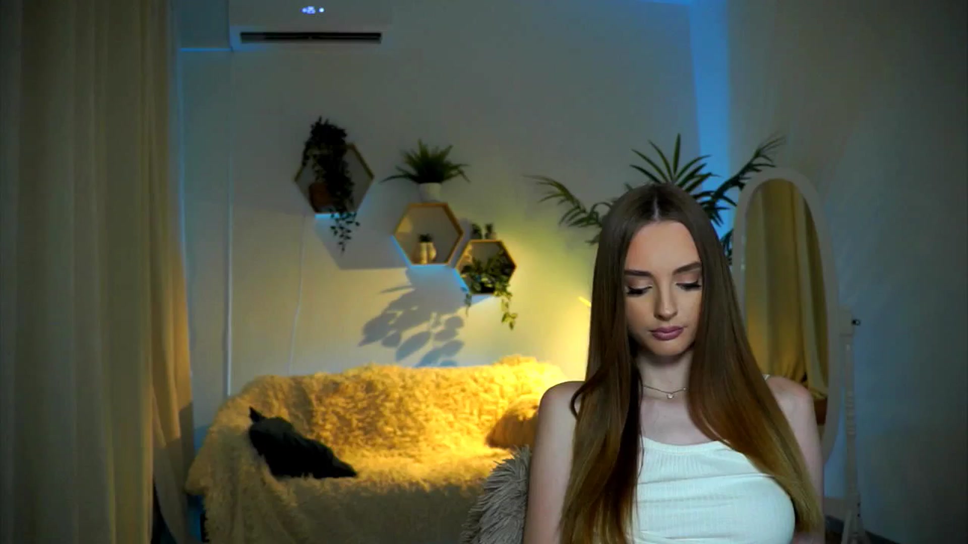 Gallery image thumbnail from petitegonwild's myfreecams stream on, 11/19/2024, 15:35 image 9 of 20