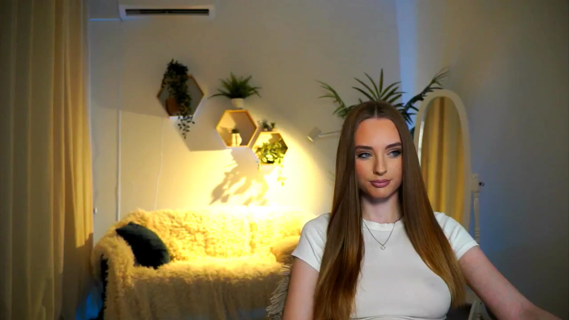 Gallery image thumbnail from petitegonwild's myfreecams stream on, 11/21/2024, 15:48 image 15 of 20