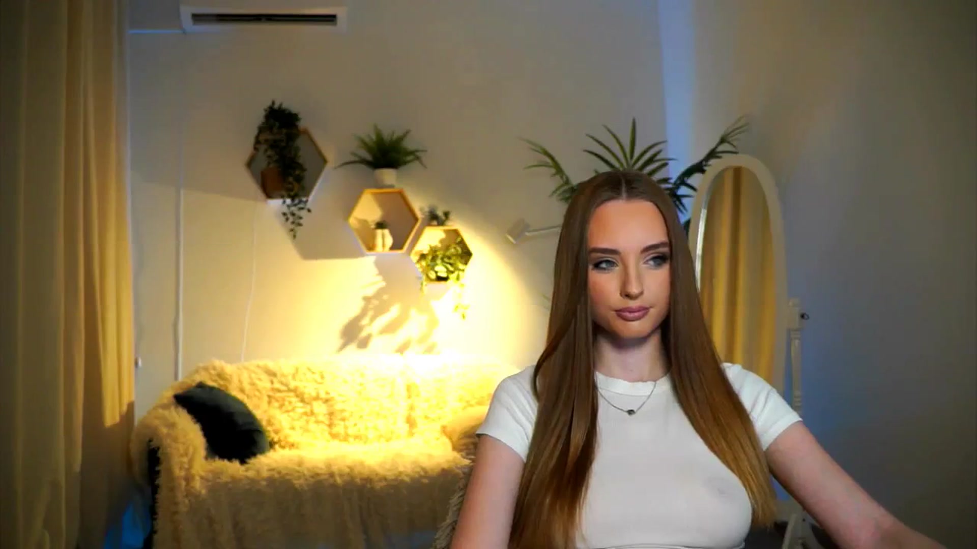 Gallery image thumbnail from petitegonwild's myfreecams stream on, 11/21/2024, 15:48 image 13 of 20