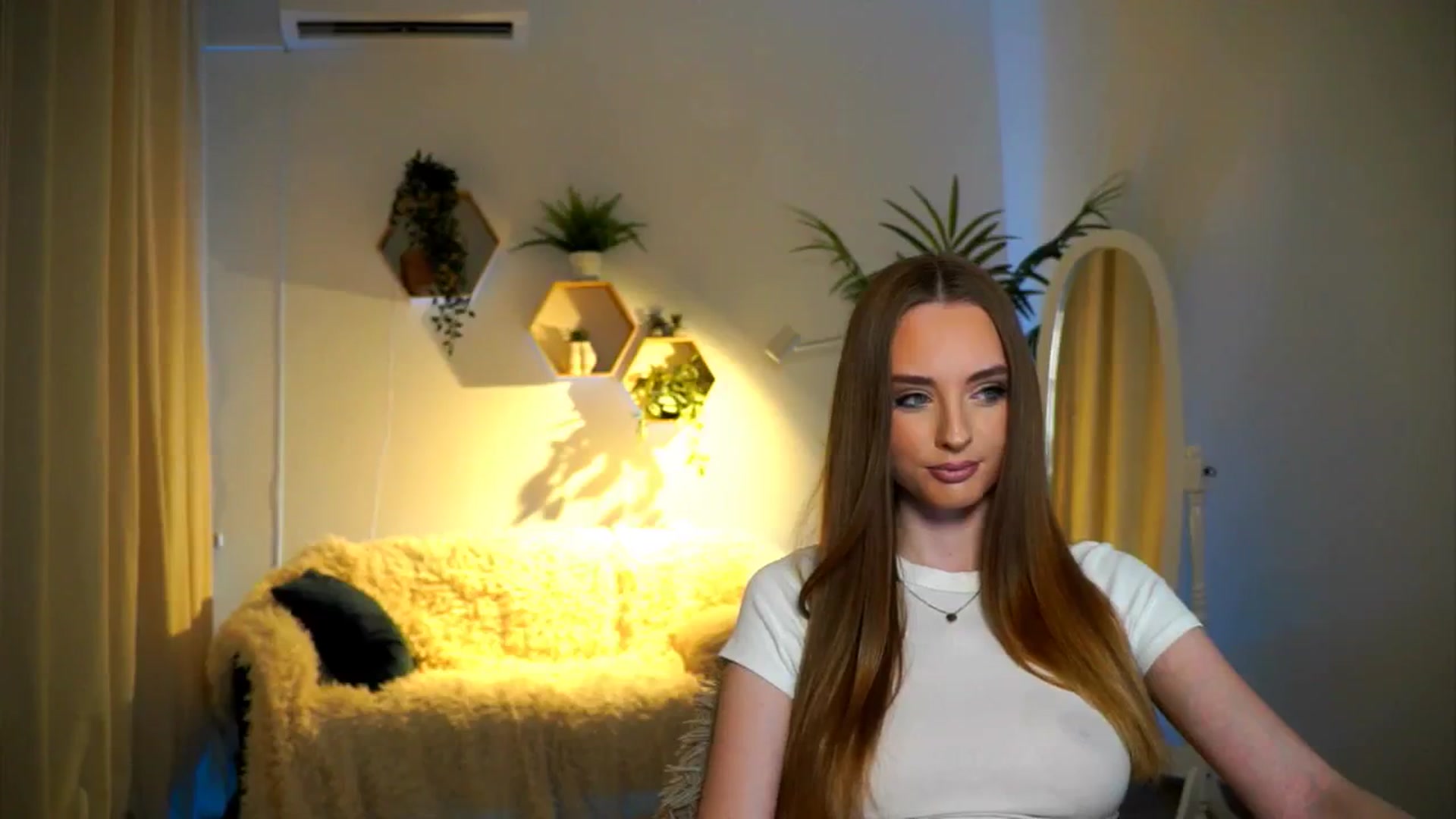 Gallery image thumbnail from petitegonwild's myfreecams stream on, 11/21/2024, 15:48 image 14 of 20