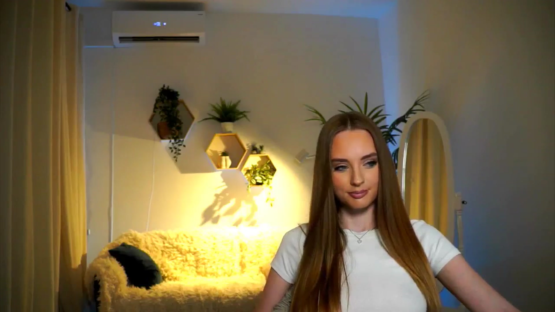 Gallery image thumbnail from petitegonwild's myfreecams stream on, 11/21/2024, 17:15 image 12 of 20