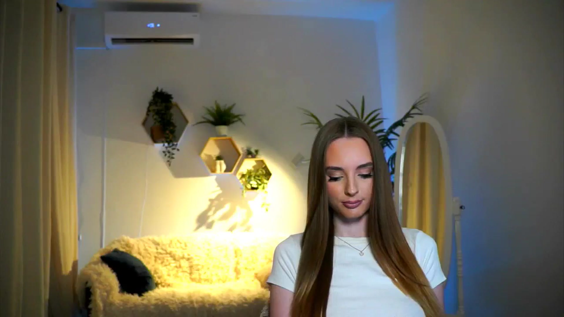 Gallery image thumbnail from petitegonwild's myfreecams stream on, 11/21/2024, 18:33 image 5 of 20