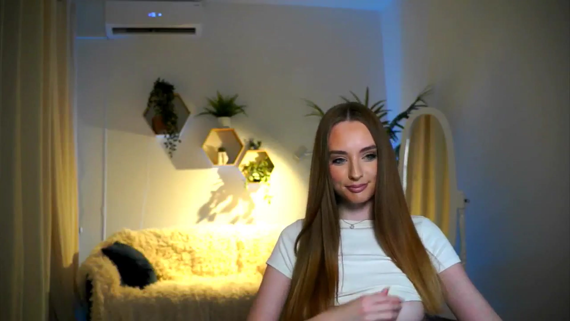 Gallery image thumbnail from petitegonwild's myfreecams stream on, 11/21/2024, 18:33 image 7 of 20