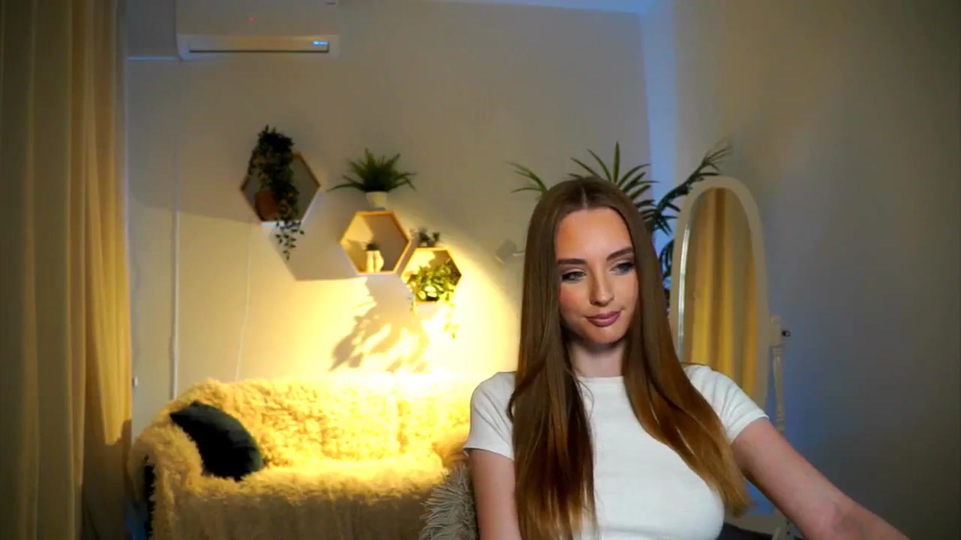 Gallery image thumbnail from petitegonwild's myfreecams stream on, 11/21/2024, 18:33 image 19 of 20