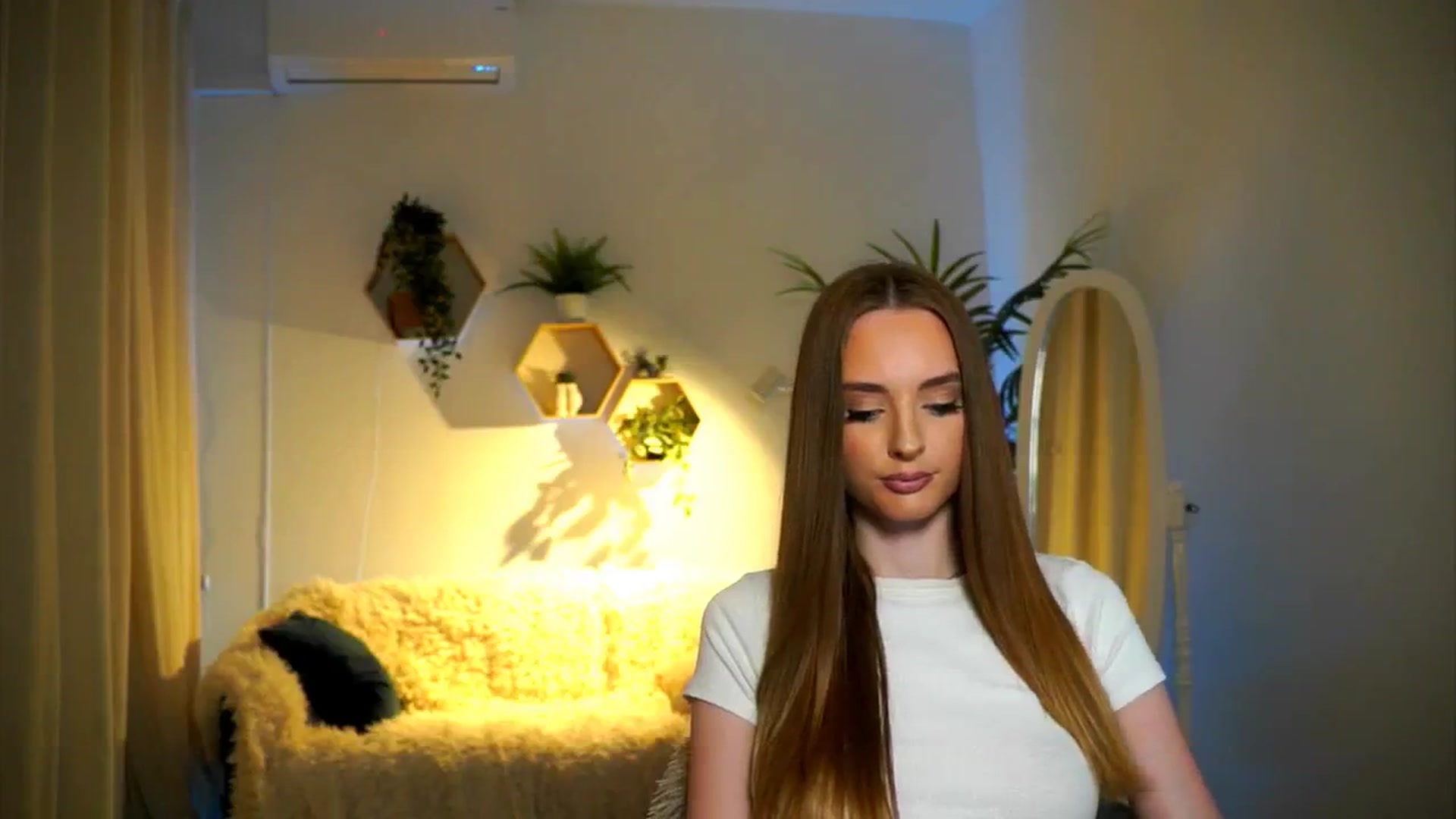 Gallery image thumbnail from petitegonwild's myfreecams stream on, 11/21/2024, 18:33 image 17 of 20
