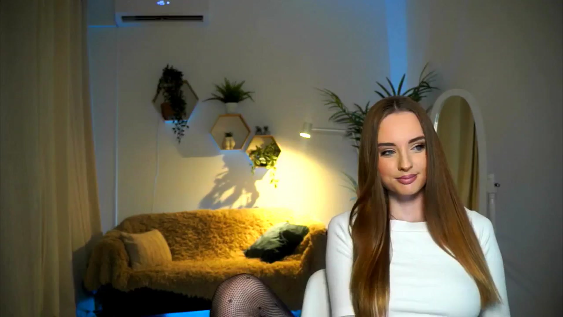 Gallery image thumbnail from petitegonwild's myfreecams stream on, 11/22/2024, 14:40 image 10 of 20