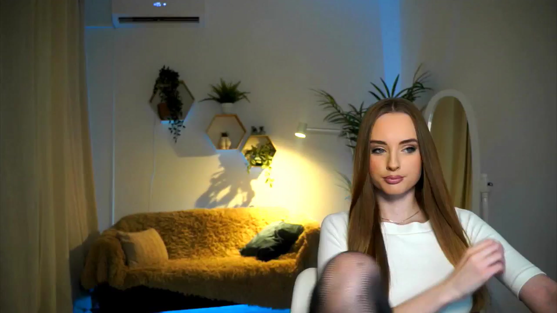 Gallery image thumbnail from petitegonwild's myfreecams stream on, 11/22/2024, 14:40 image 5 of 20