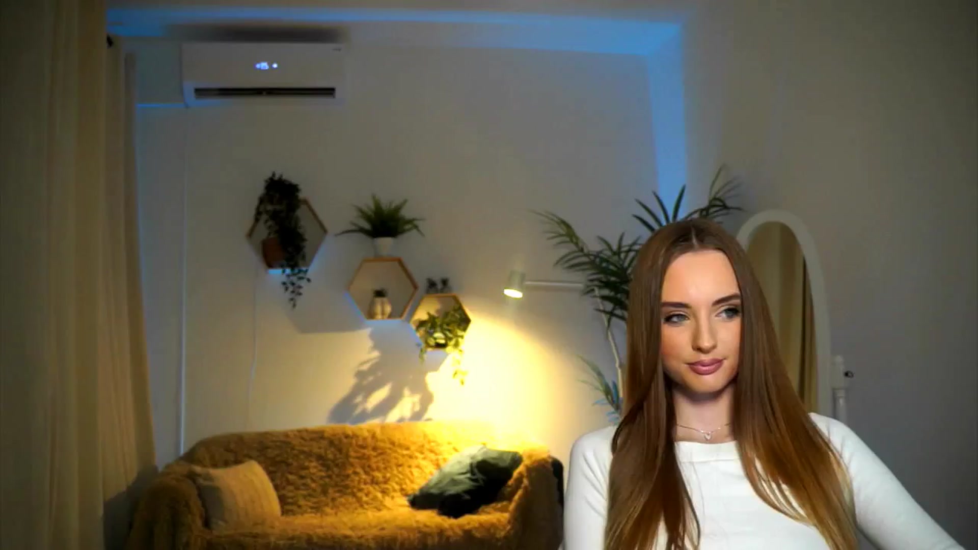 Gallery image thumbnail from petitegonwild's myfreecams stream on, 11/22/2024, 17:33 image 2 of 20