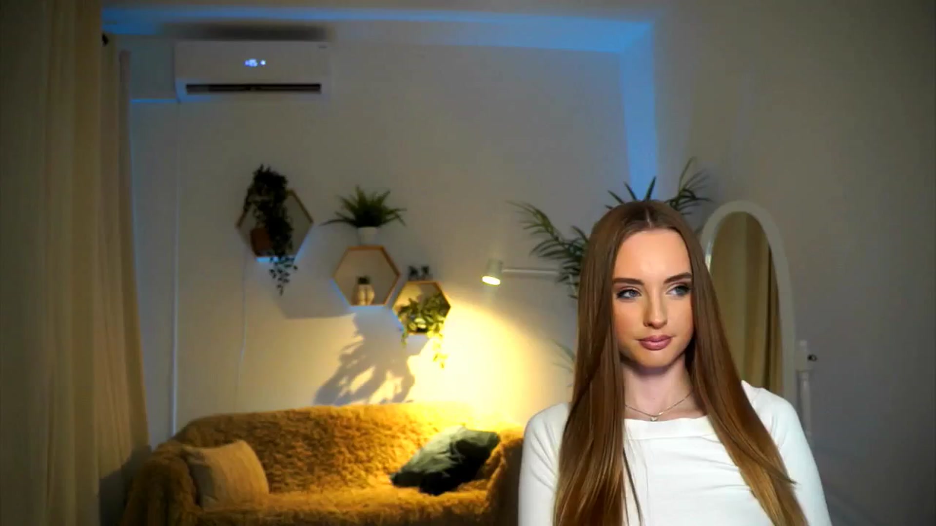 Gallery image thumbnail from petitegonwild's myfreecams stream on, 11/22/2024, 17:33 image 1 of 20