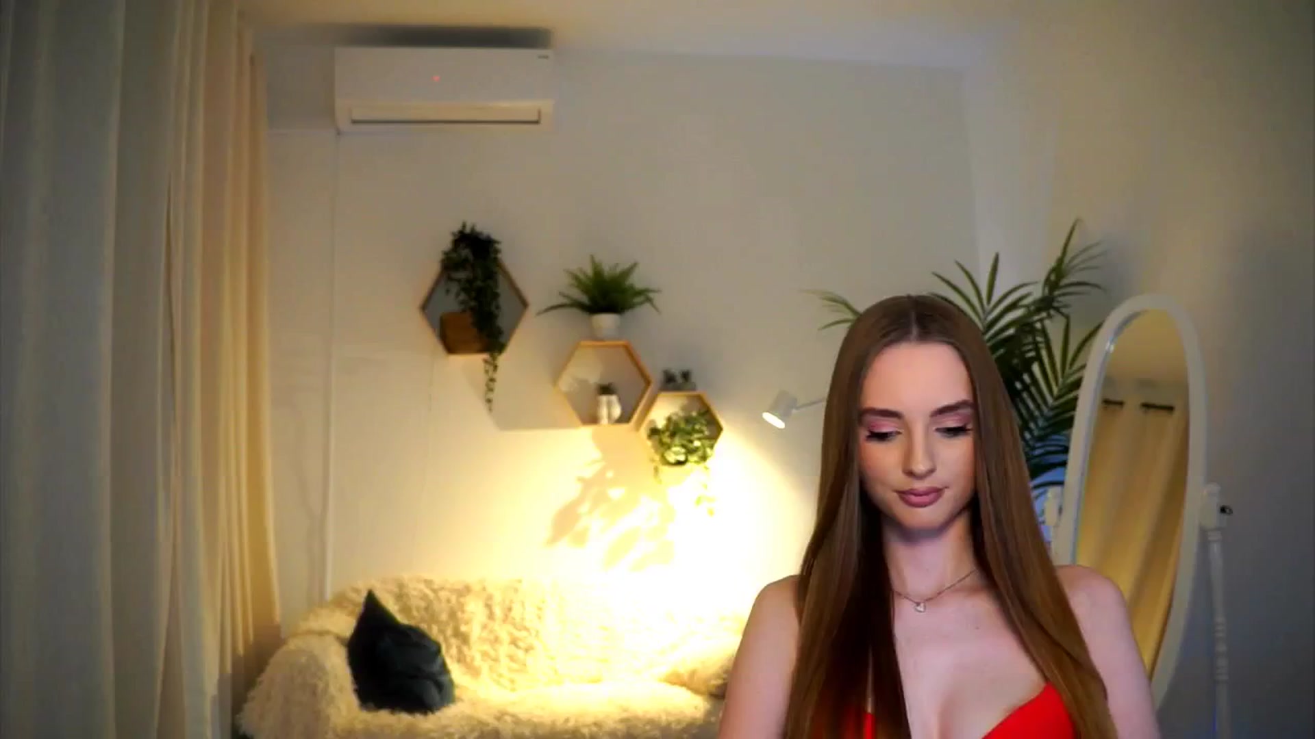 Gallery image thumbnail from petitegonwild's myfreecams stream on, 12/16/2024, 12:36 image 16 of 20