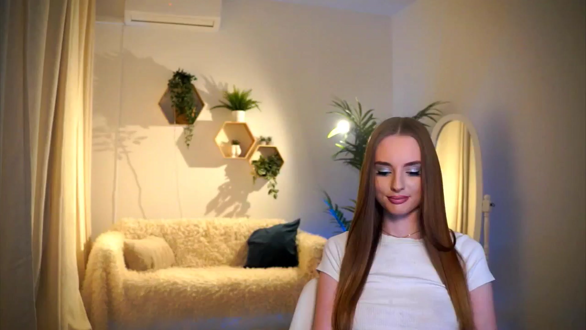 Gallery image thumbnail from petitegonwild's myfreecams stream on, 01/31/2025, 19:36 image 8 of 20