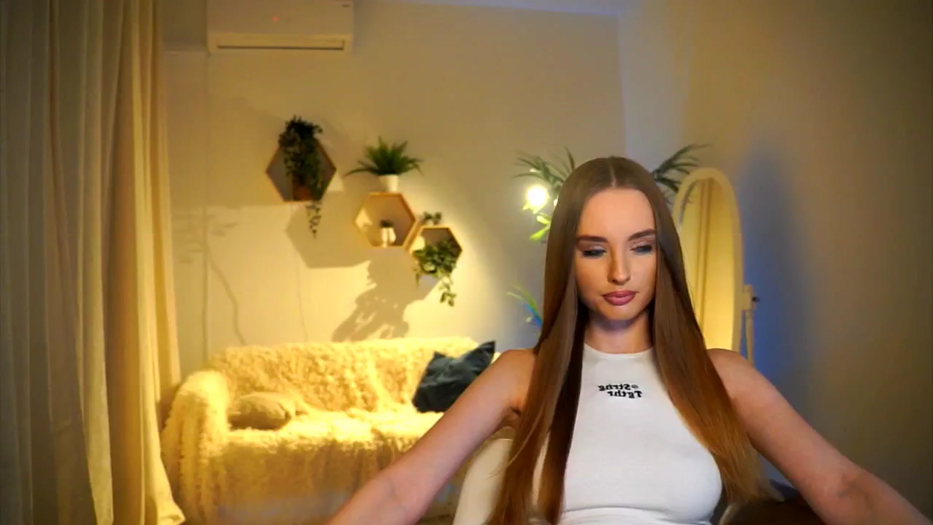 Gallery image thumbnail from petitegonwild's myfreecams stream on, 02/03/2025, 19:14 image 18 of 20