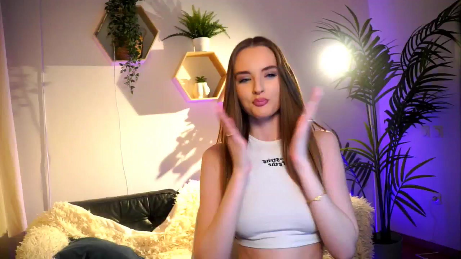 Gallery image thumbnail from petitegonwild's myfreecams stream on, 02/08/2025, 21:12 image 14 of 20