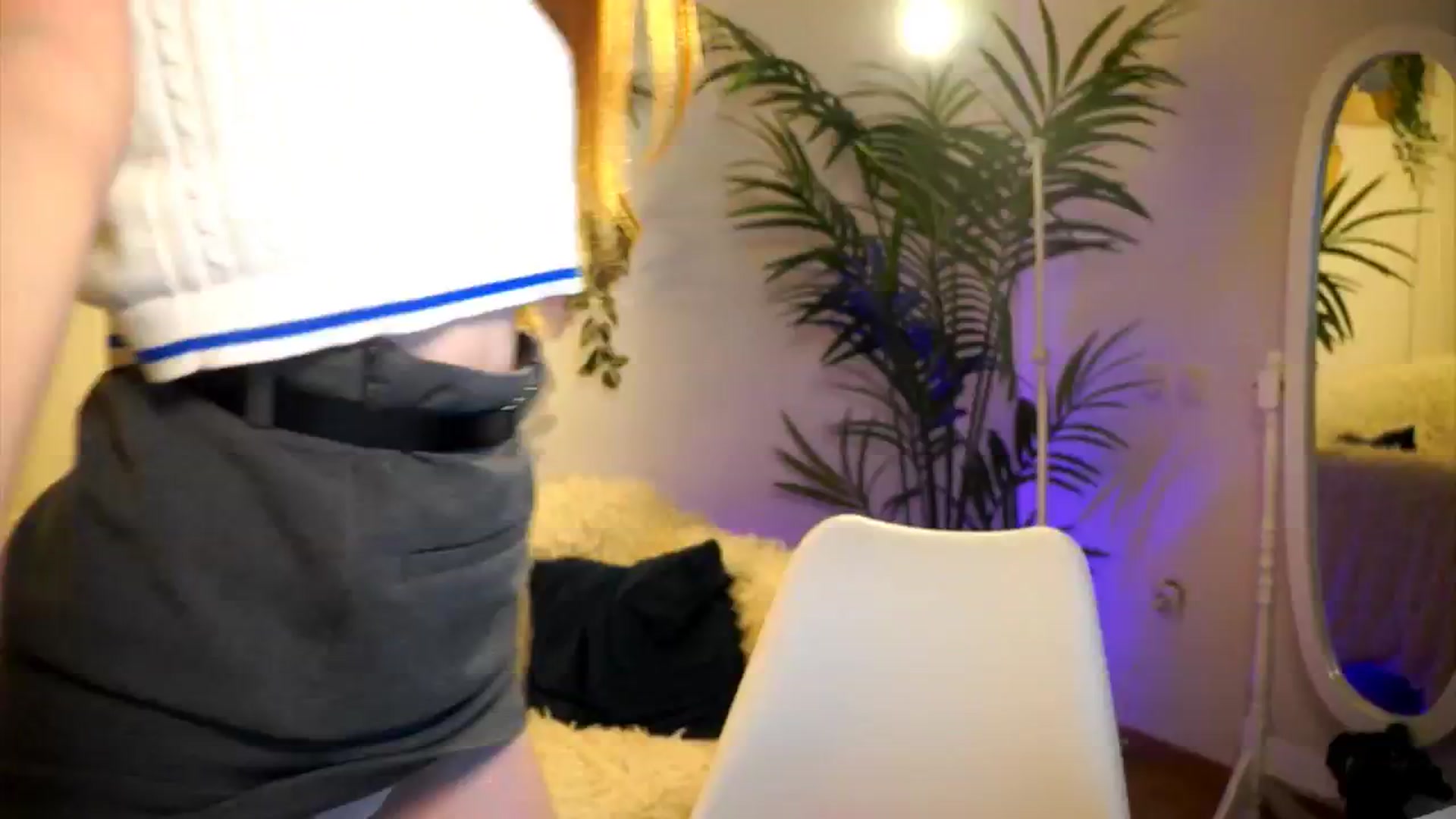 Gallery image thumbnail from petitegonwild's myfreecams stream on, 04/01/2025, 20:20 image 9 of 20