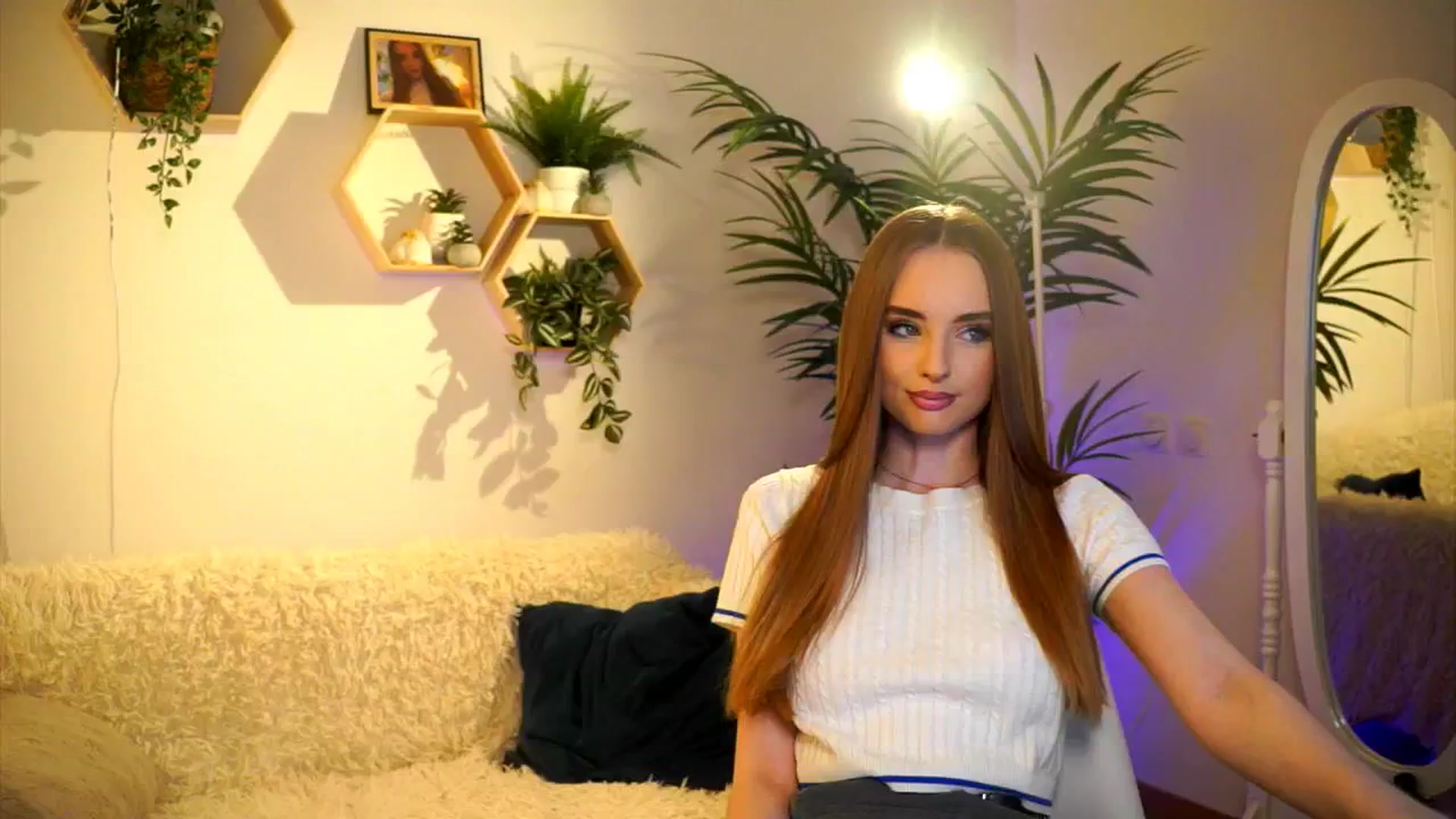 Gallery image thumbnail from petitegonwild's myfreecams stream on, 04/01/2025, 21:29 image 6 of 20