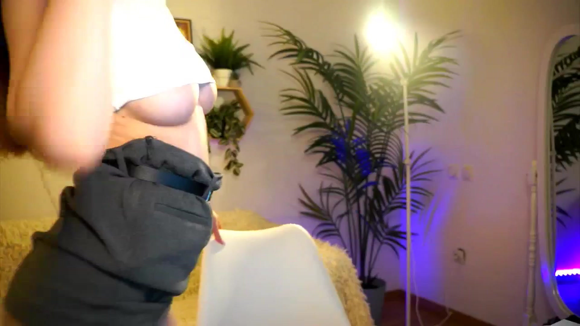 Gallery image thumbnail from petitegonwild's myfreecams stream on, 04/12/2025, 19:52 image 10 of 20