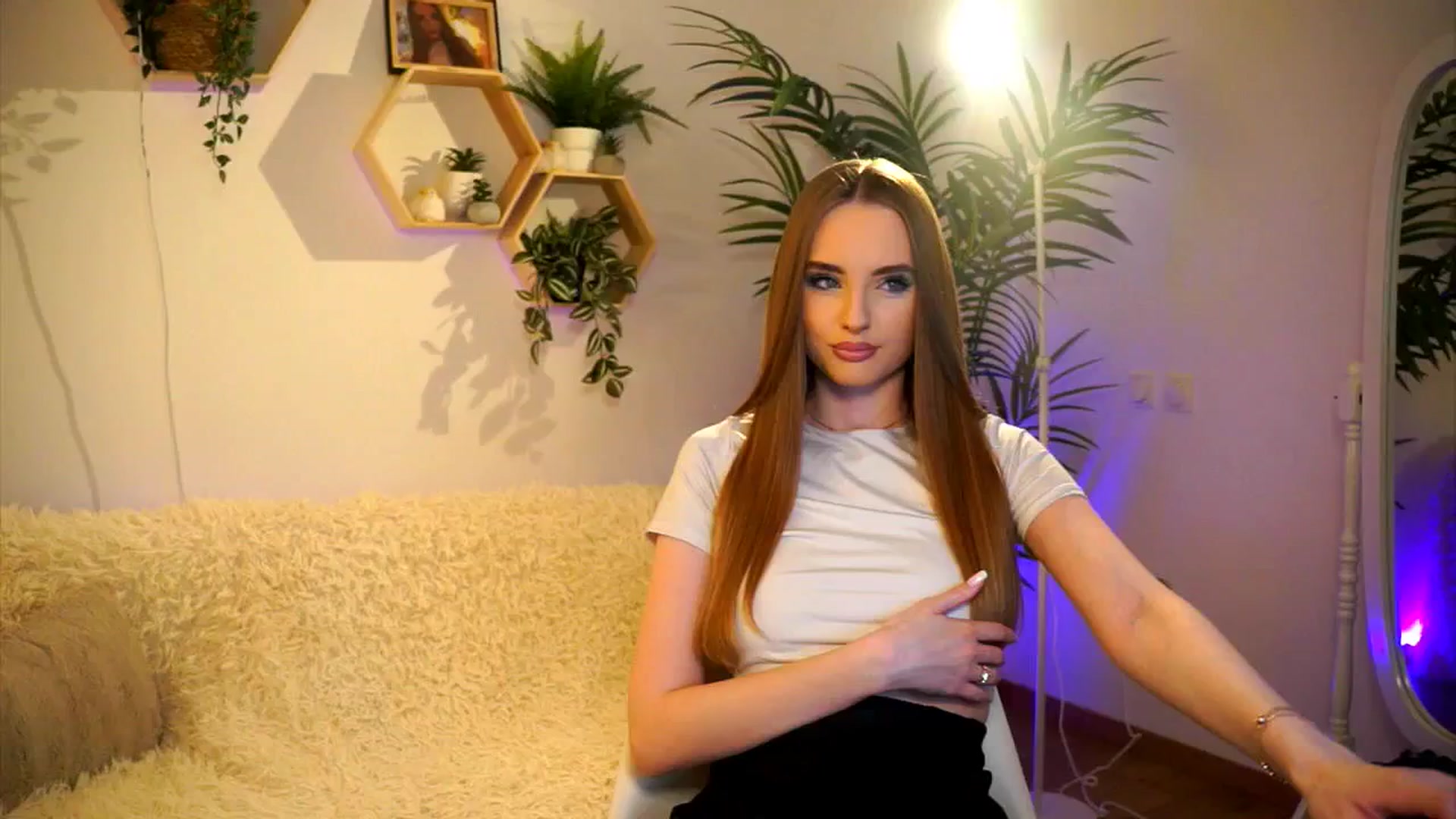 Gallery image thumbnail from petitegonwild's myfreecams stream on, 04/13/2025, 18:42 image 5 of 20