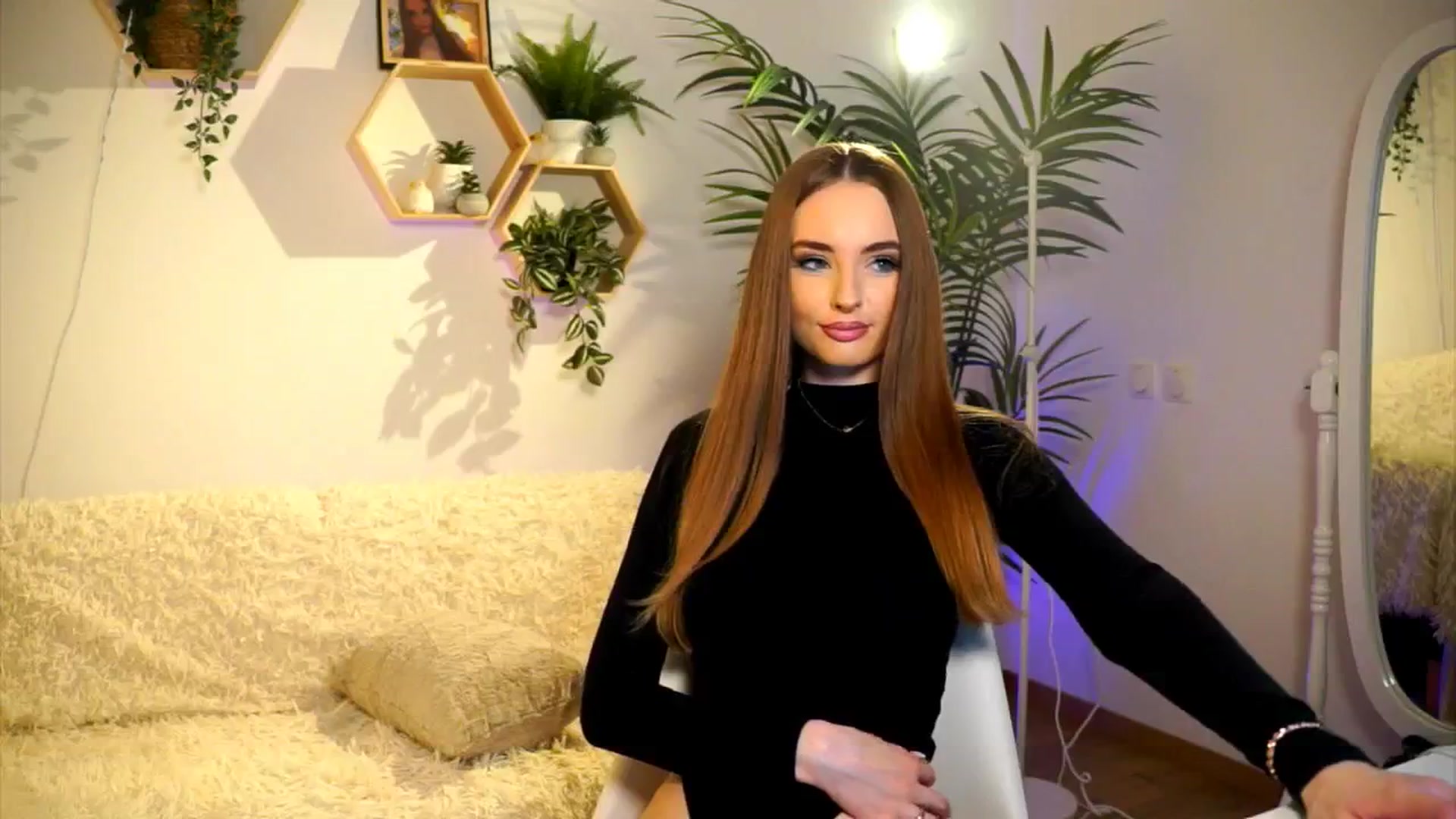 Gallery image thumbnail from petitegonwild's myfreecams stream on, 04/19/2025, 24:03 image 12 of 20