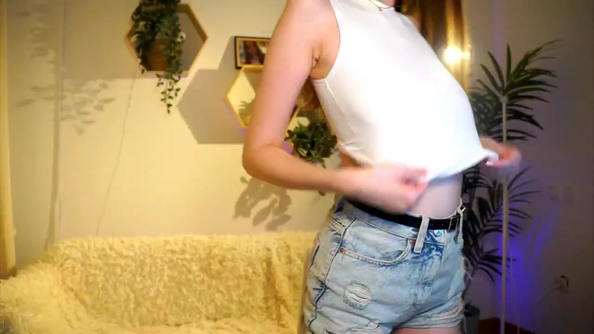 Gallery image thumbnail from petitegonwild's myfreecams stream on, 04/19/2025, 23:01 image 4 of 20